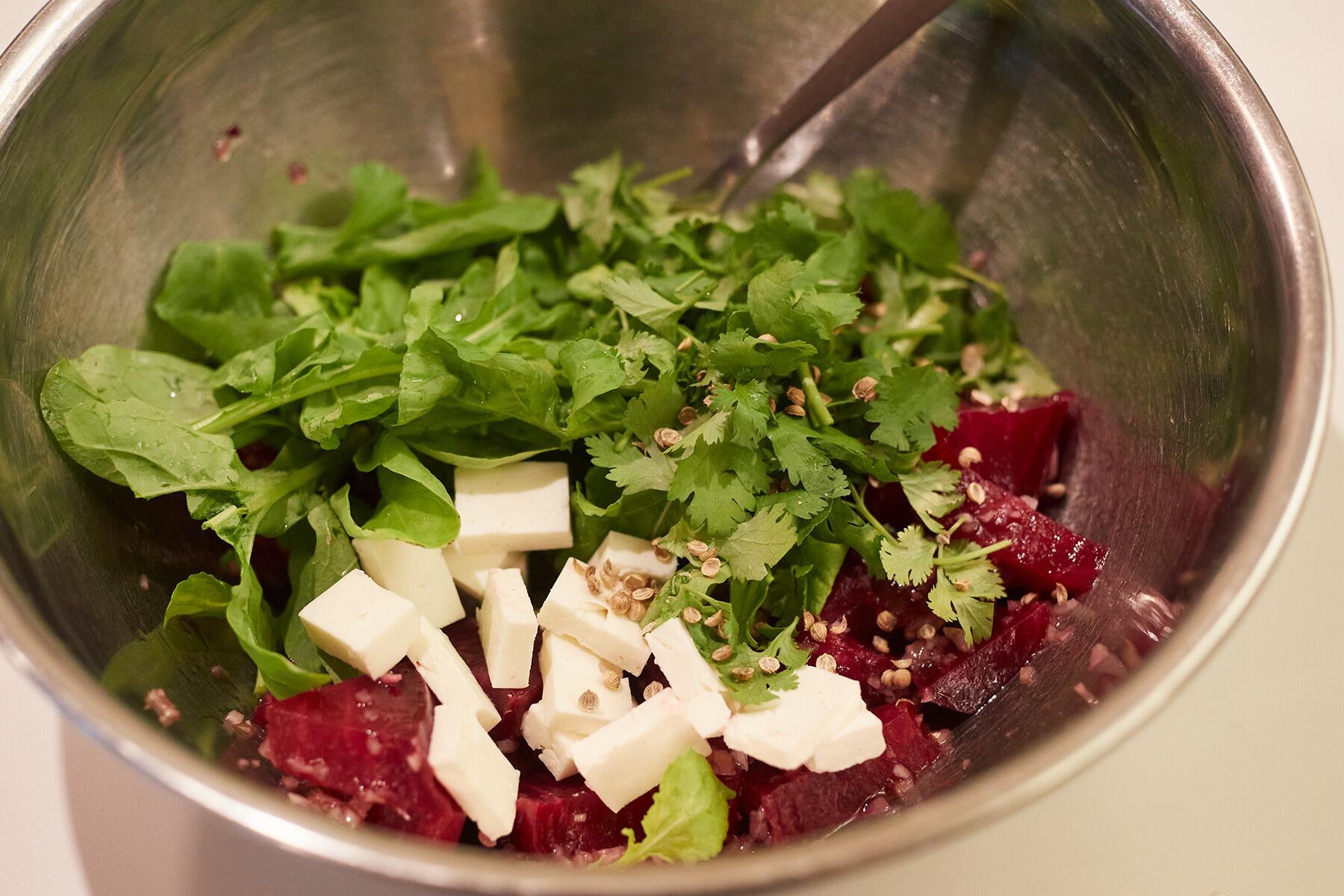 コリアンダーとコリアンダーシードで香りをプラスするのが、おいしさの決め手。コリアンダーシードは平らなバットなどで軽く押しつぶすかすりこ木でたたく。