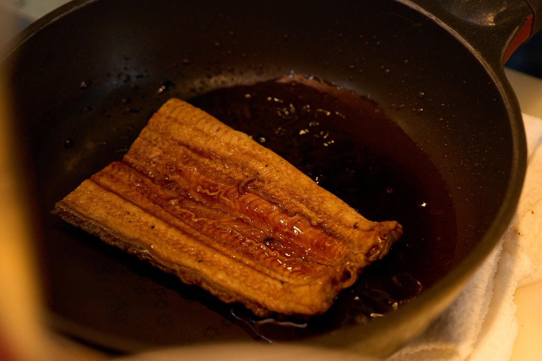 うなぎを蒸し焼きにする