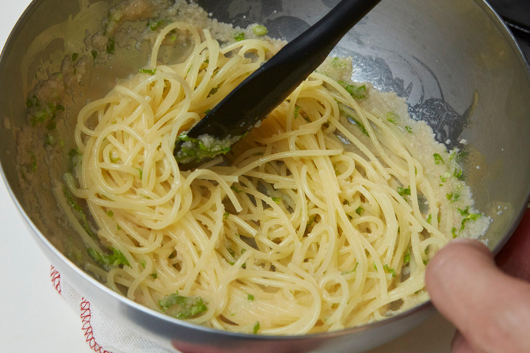 パスタを和えて仕上げる