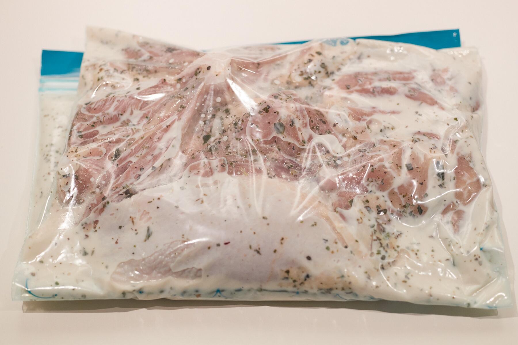 鶏肉をもみ込む