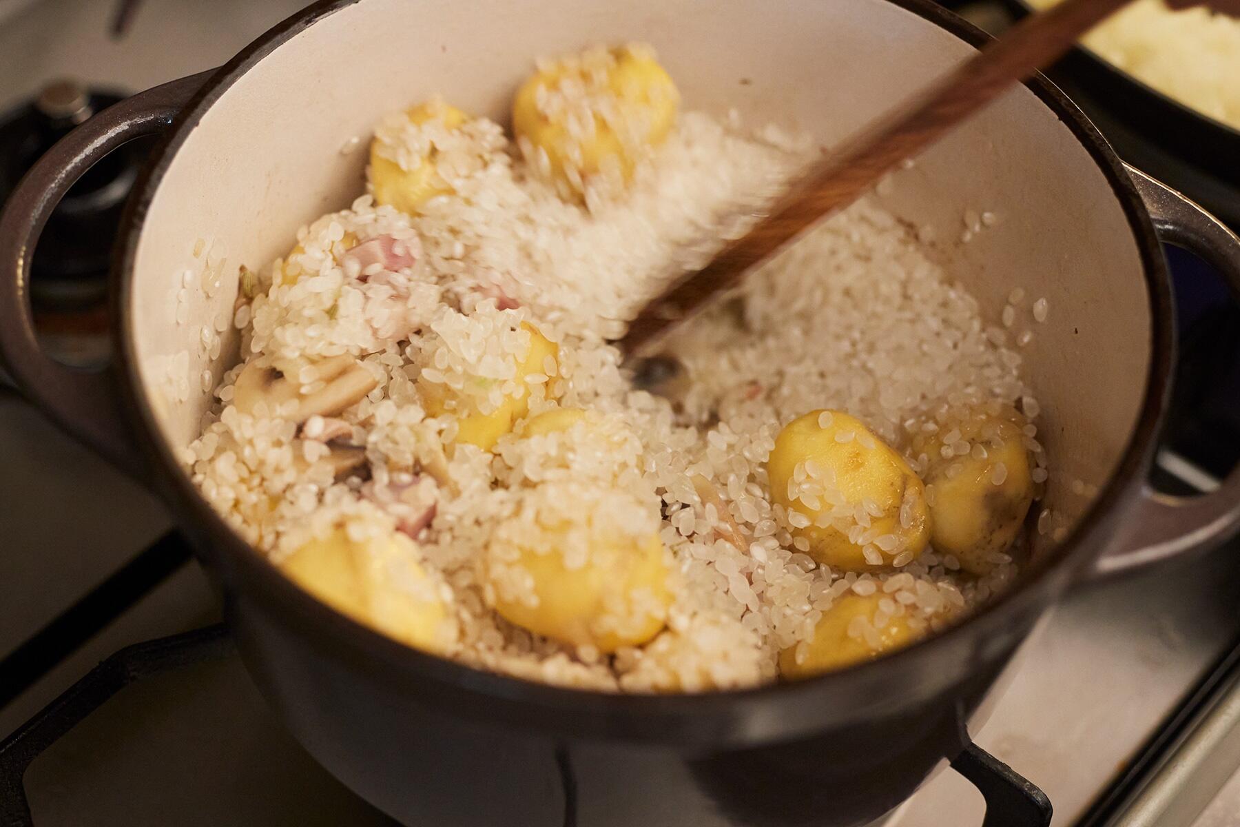 米を加えて炒める