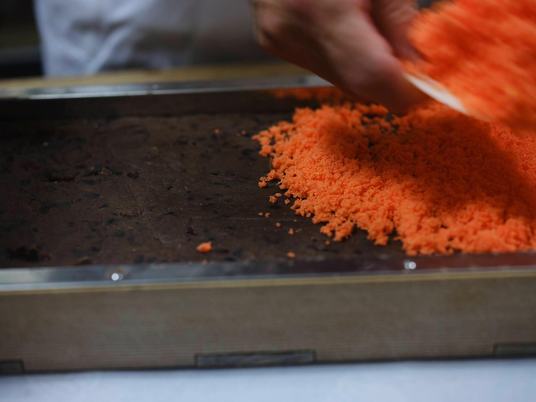 朱色のそぼろ生地