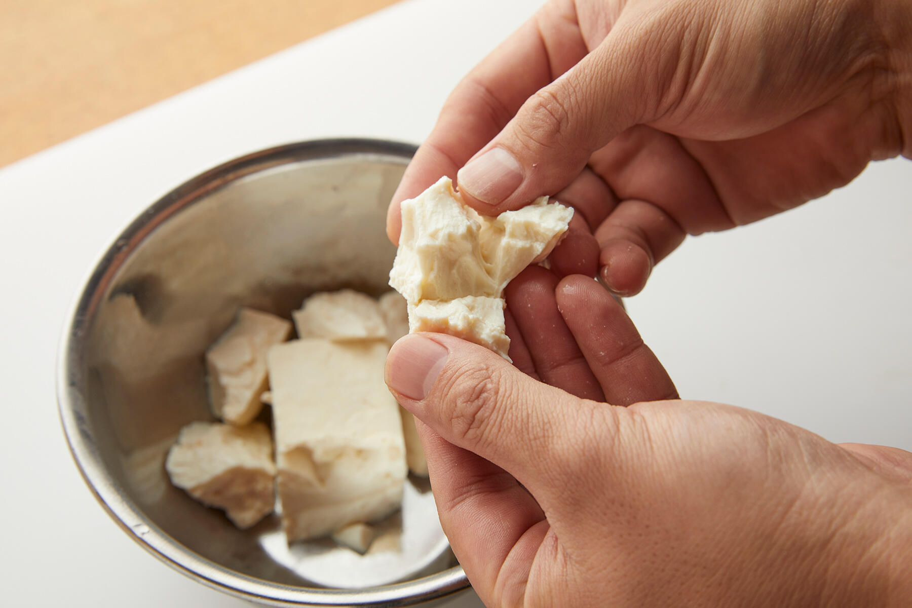 豆腐をちぎる