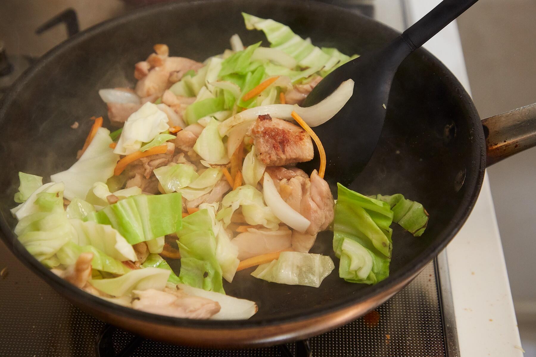 具材を炒める