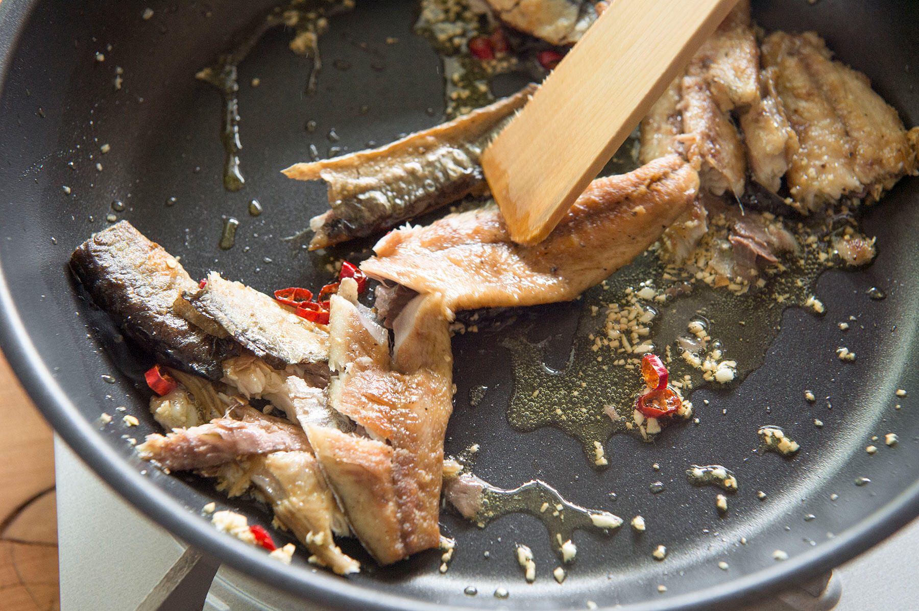 秋刀魚をほぐしながら炒める