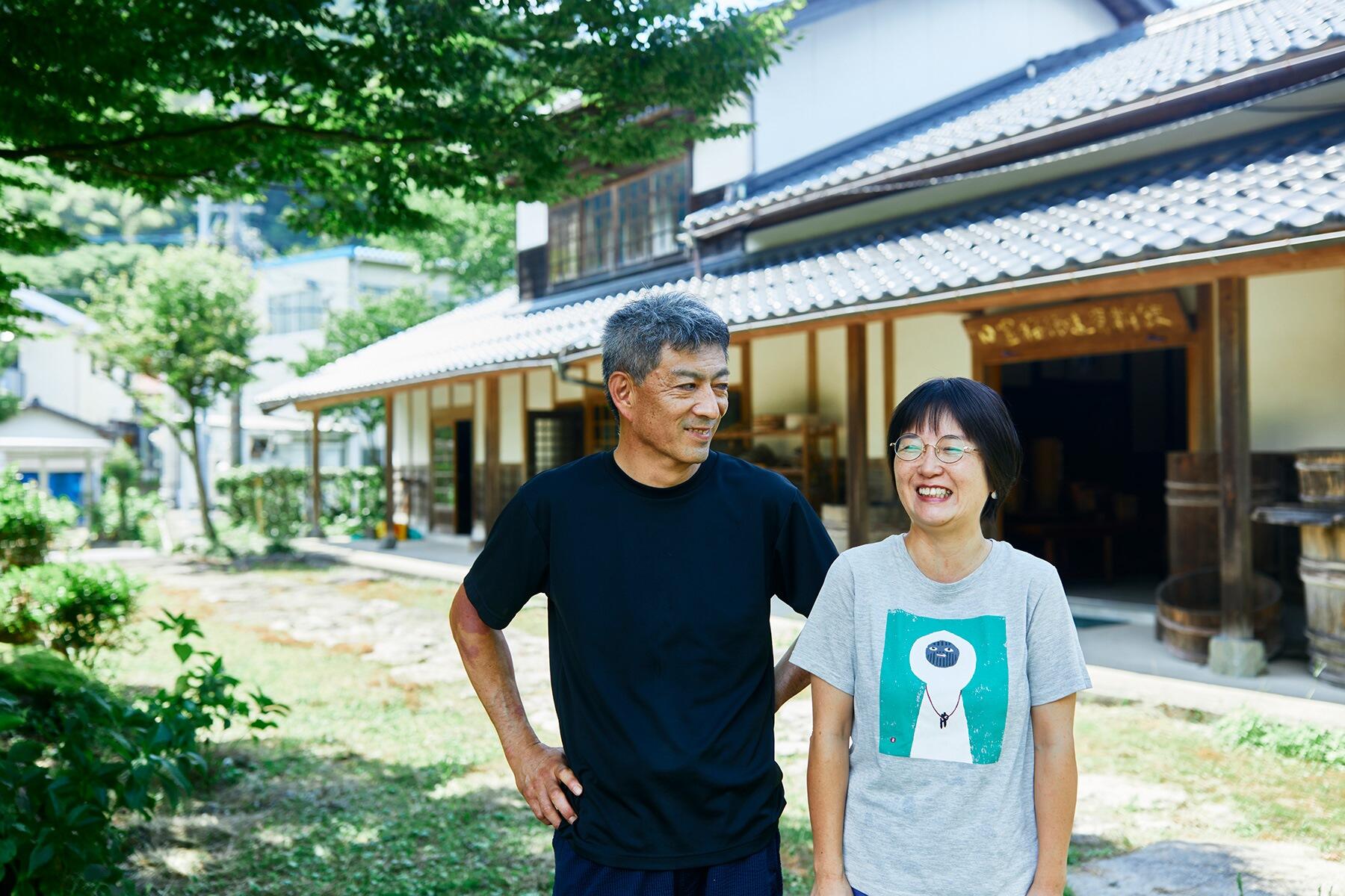 妻の明子さんと