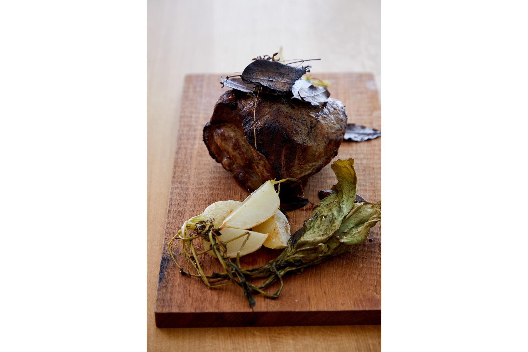 シンプルかつダイナミックな塊肉料理“ローストポーク”