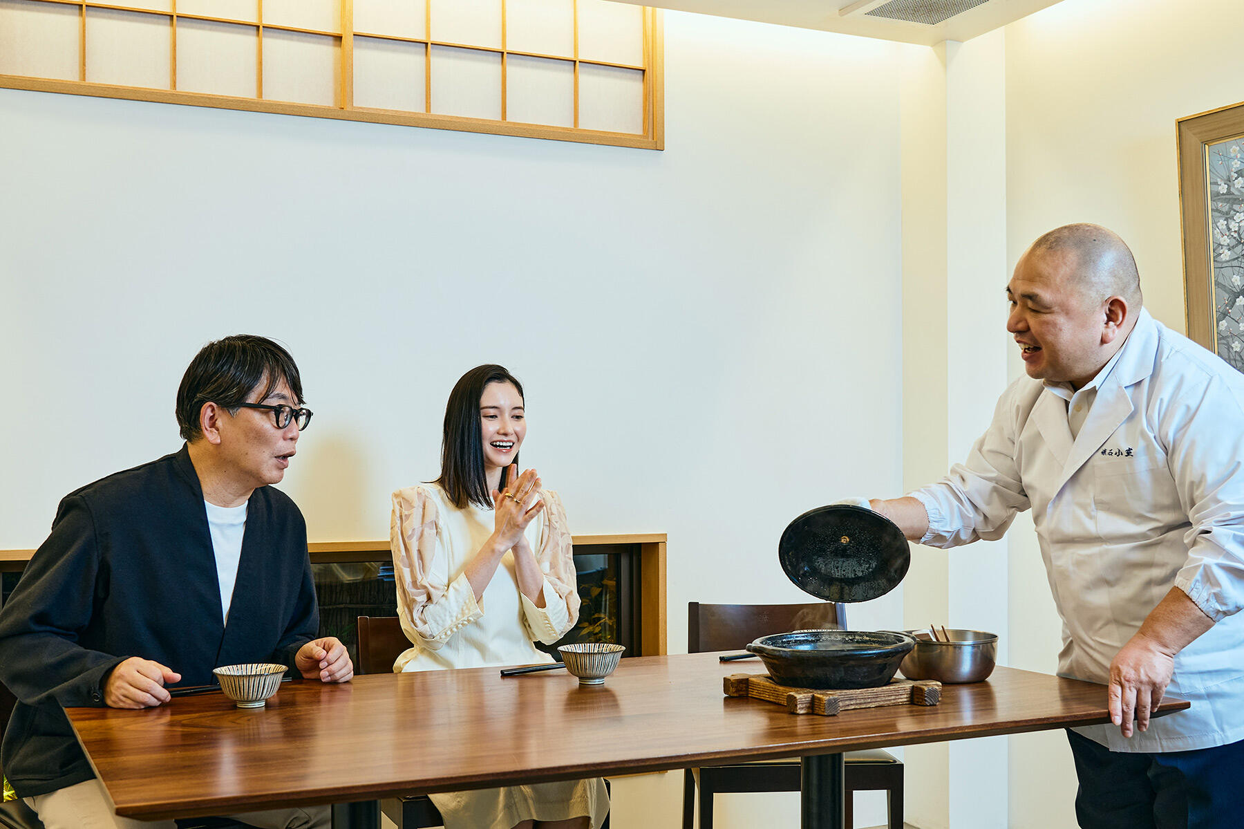 dancyu食いしん坊倶楽部部長(dancyu編集長)の植野広生、モデルの市川紗椰さん、「懐石 小室」の小室光博さん