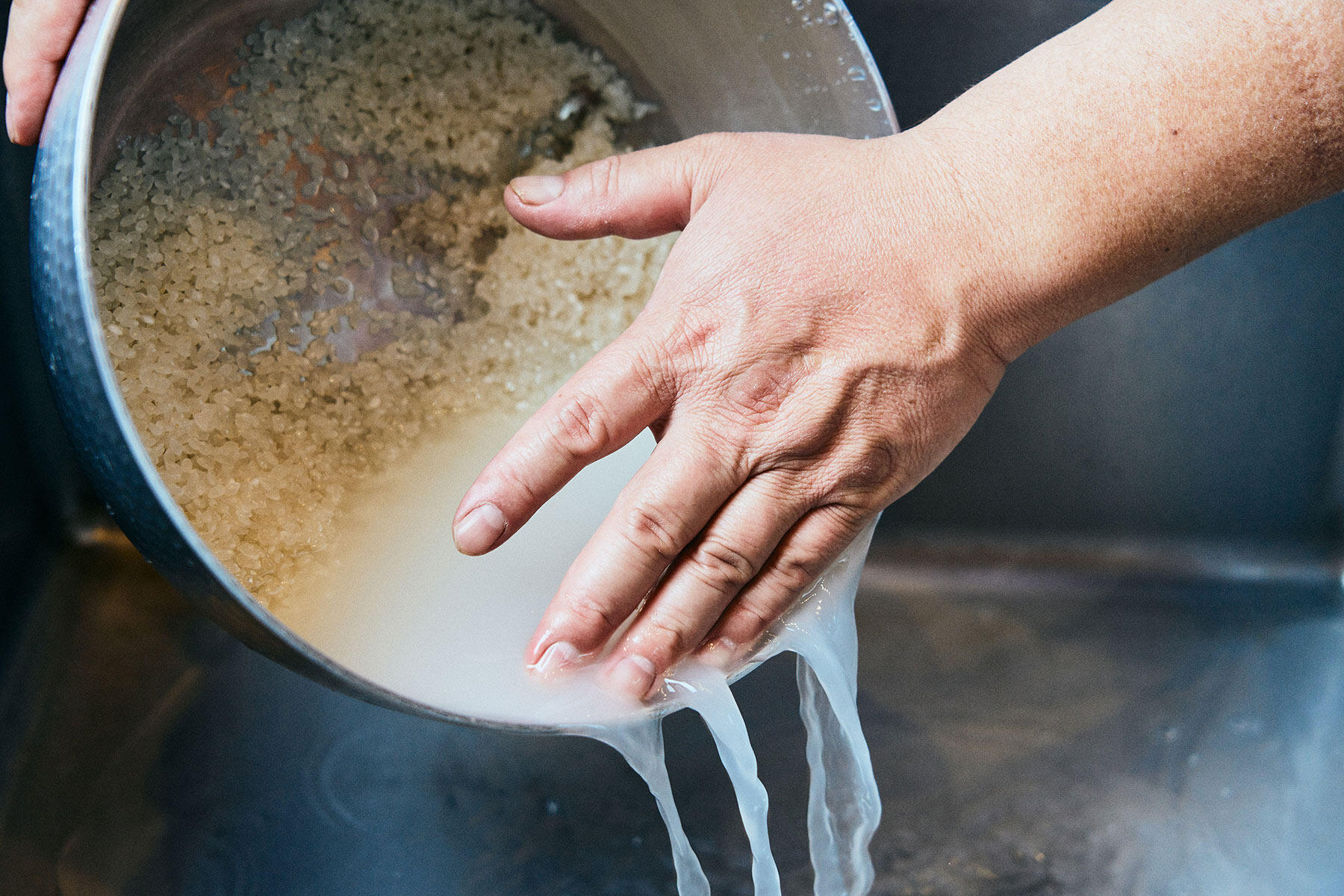 米を研ぐ