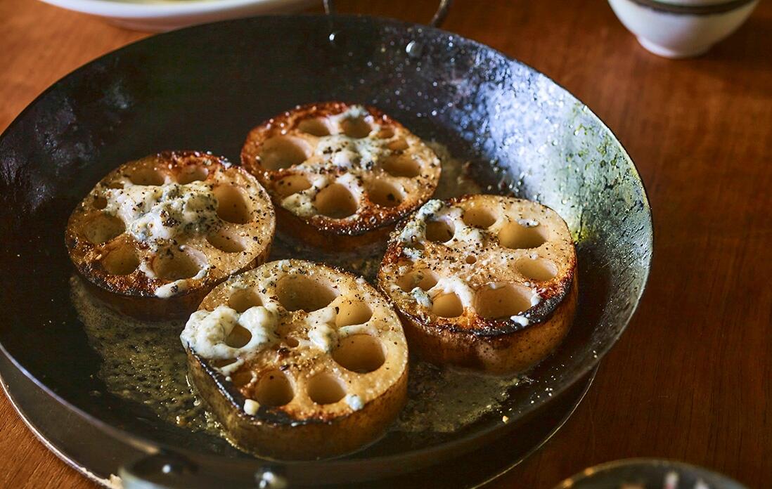 ワインを誘う！旨味が深い“れんこんステーキブルーチーズのせ”