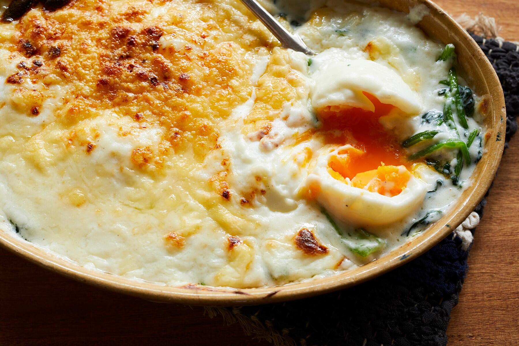 濃厚チーズとなめらかソースがたまらない“ほうれん草と卵のグラタン”