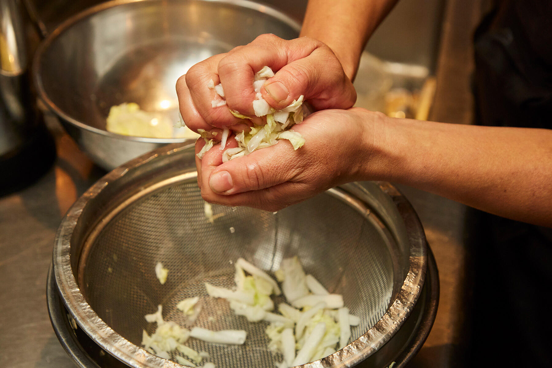 白菜に塩をふる