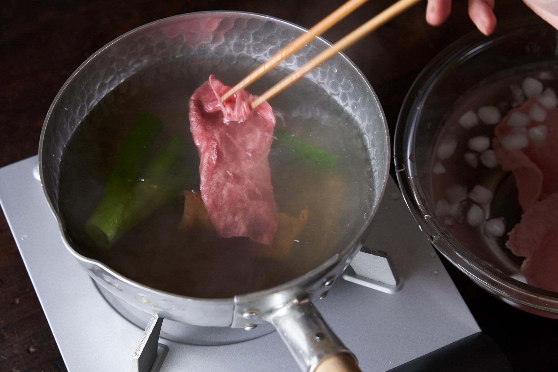 肉に火を通し、冷ます