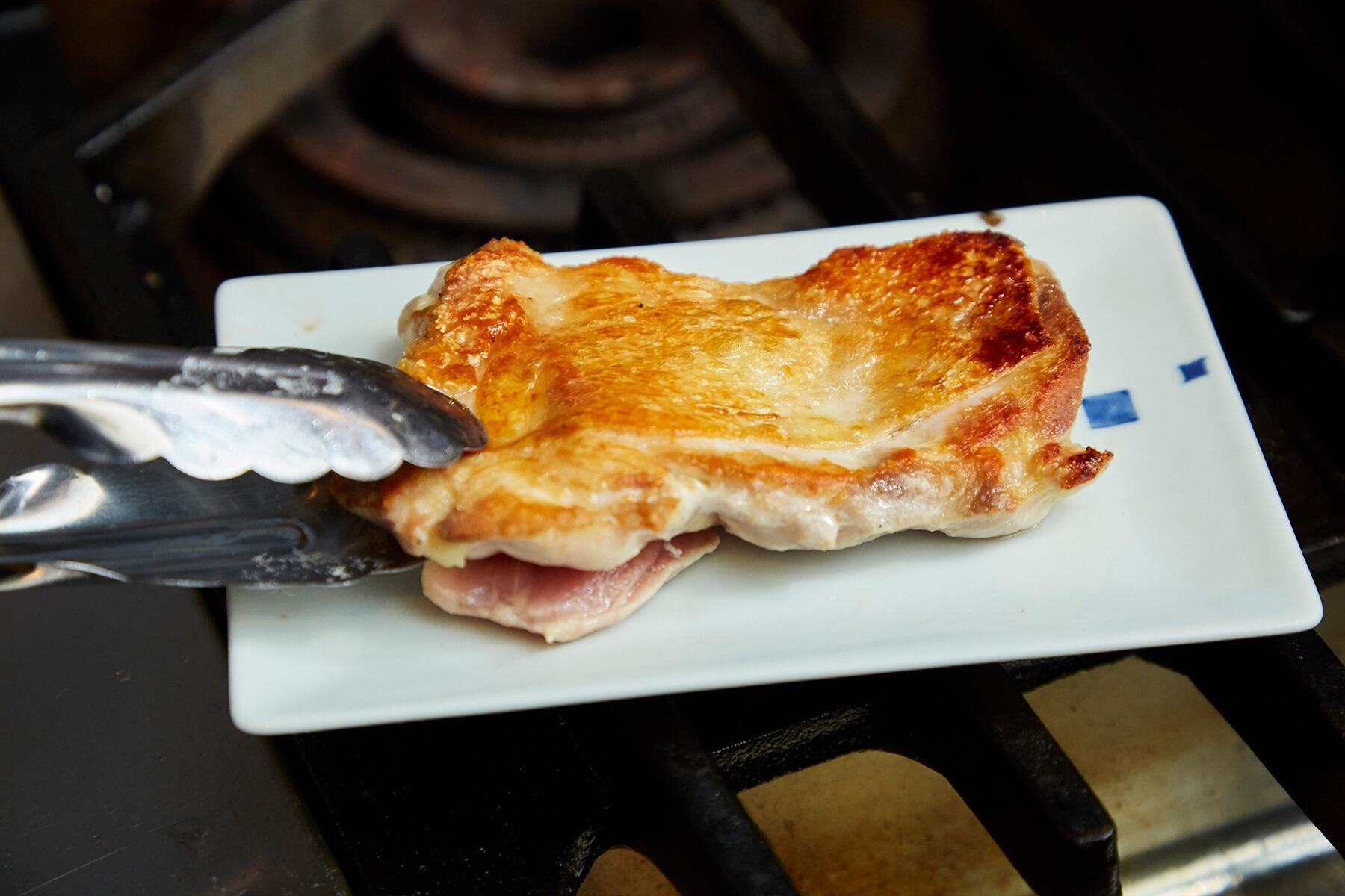 鶏肉の油をきる