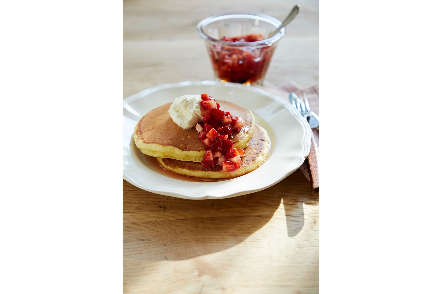 爽やかな味わいの“いちごソースとホイップバターのパンケーキ”