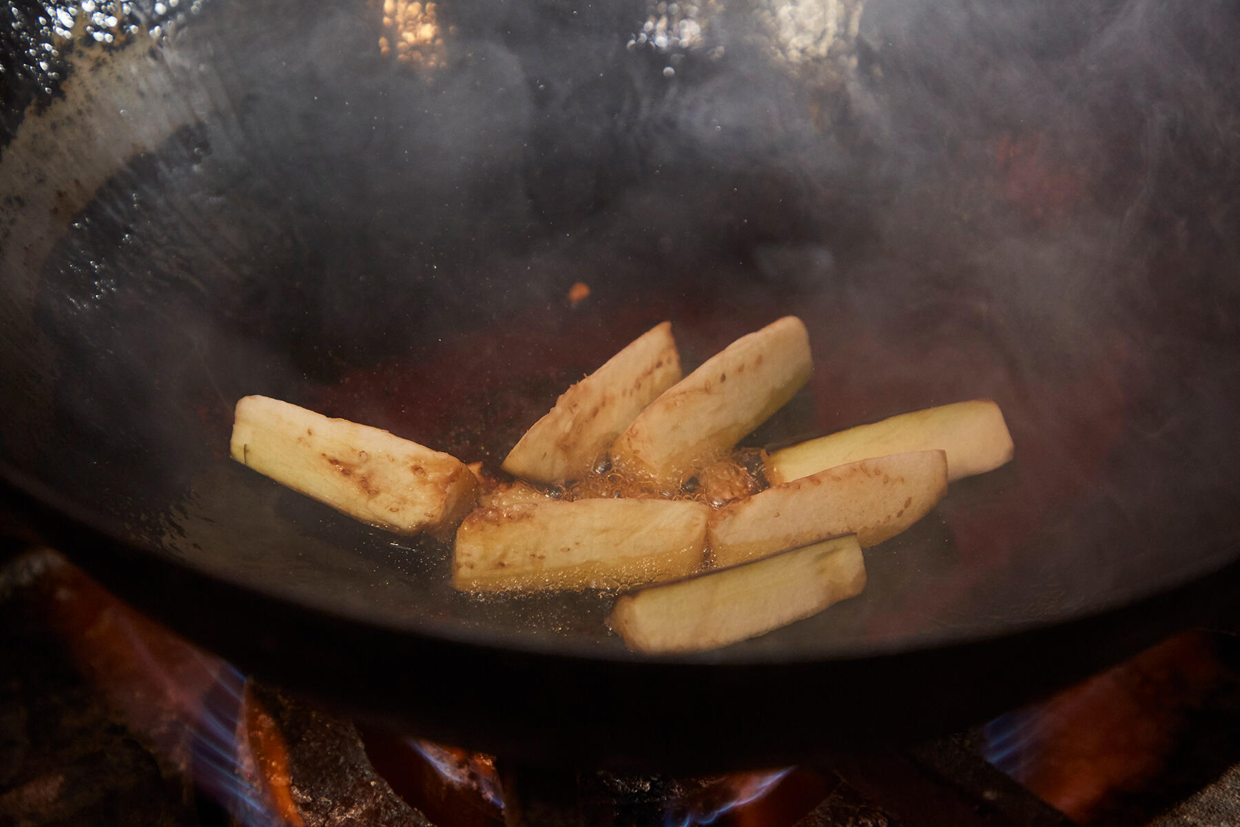 にんにくを炒める