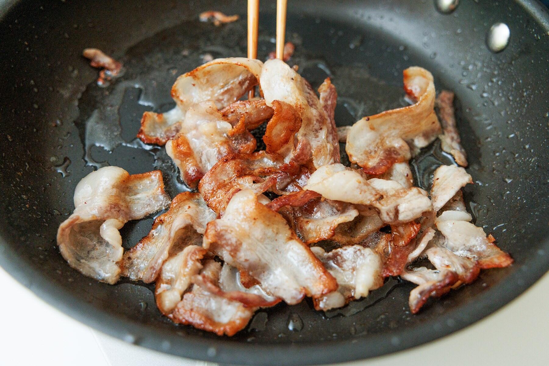 豚肉を炒める