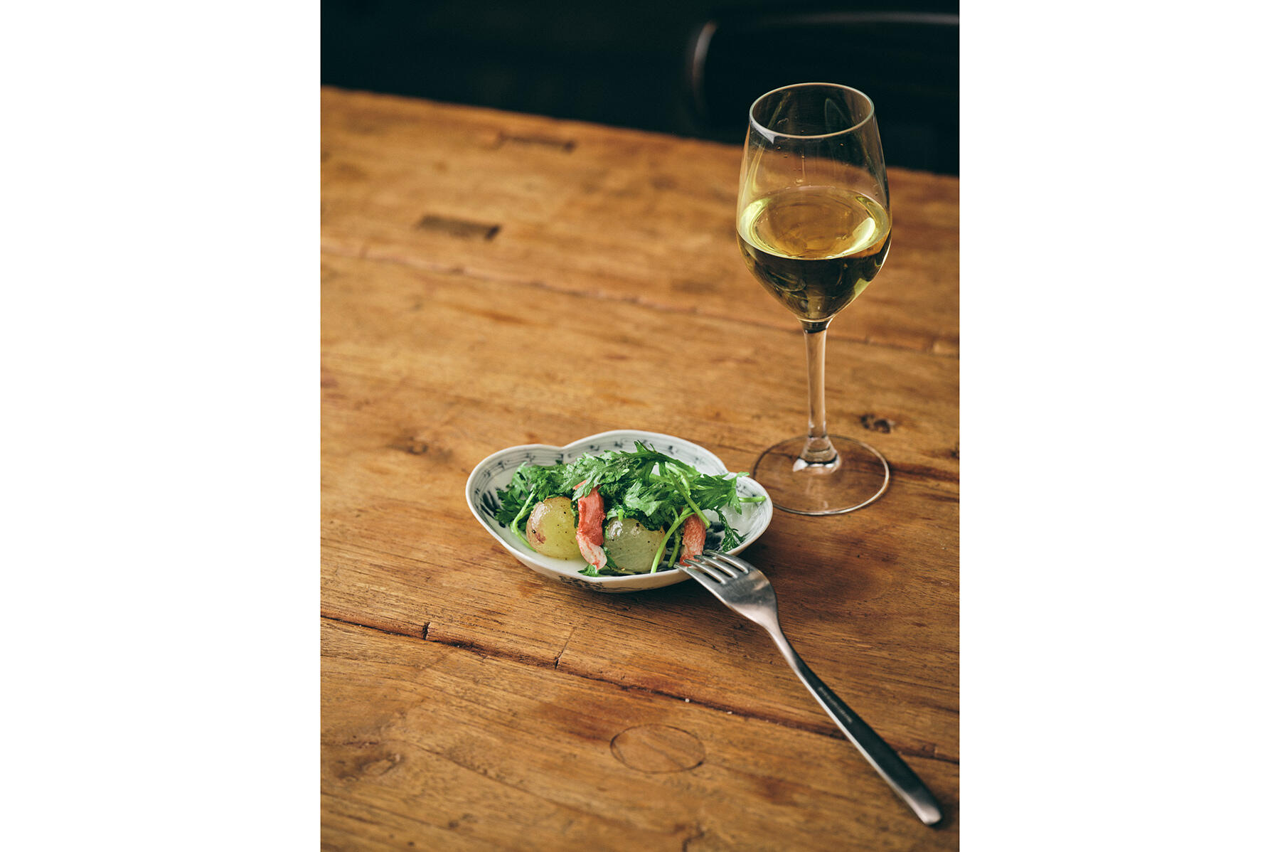 季節のフルーツ、カニカマ、春菊のサラダ