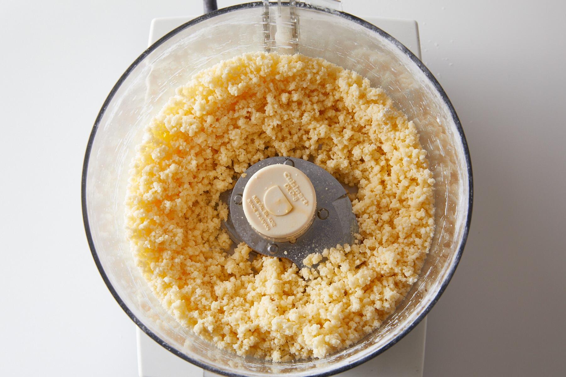 卵黄と牛乳を加える