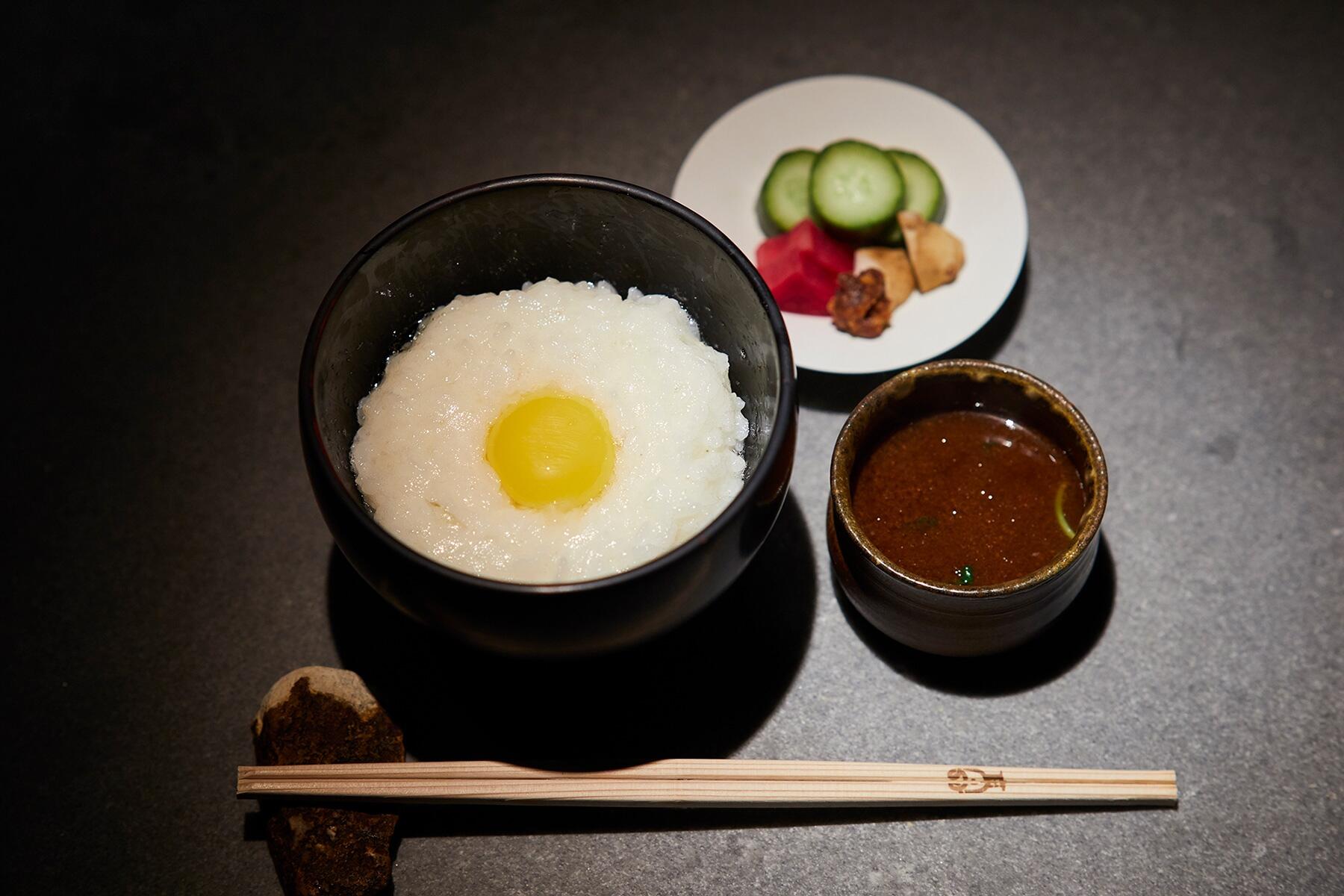 塩卵かけごはんと漬物、赤出汁の味噌汁