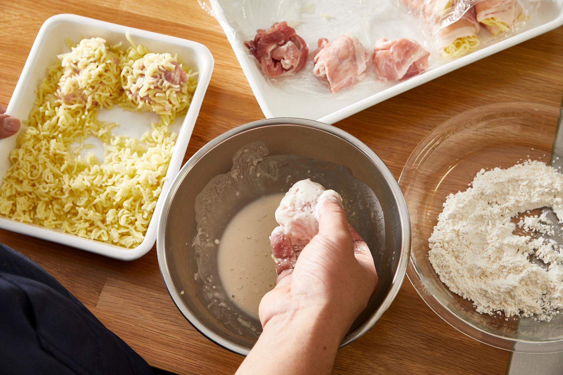 豚肉に粉をまぶす