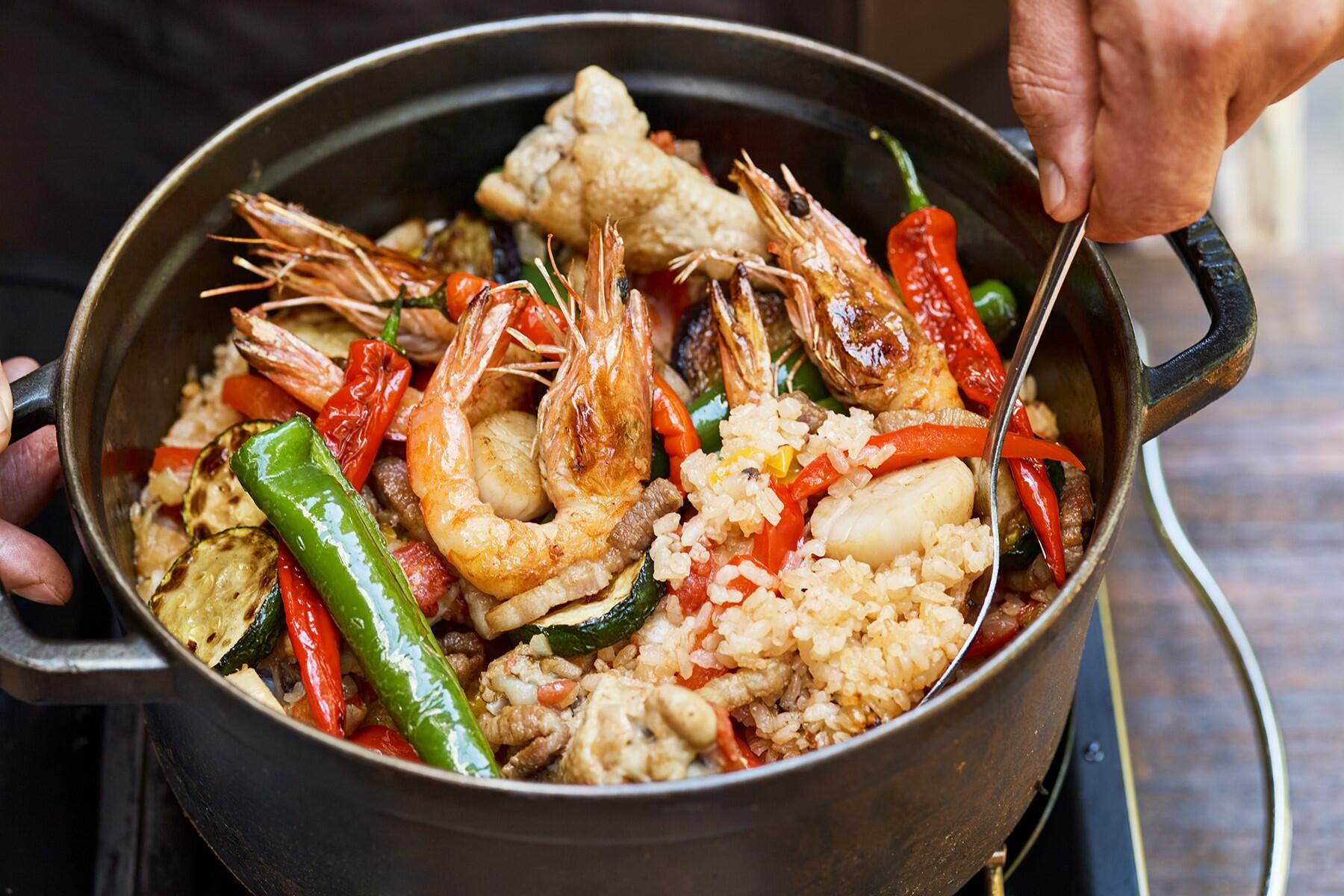魚介と鶏！ダブルの旨味が染み込んだ“旬野菜と鶏手羽魚介の炊き込みご飯”