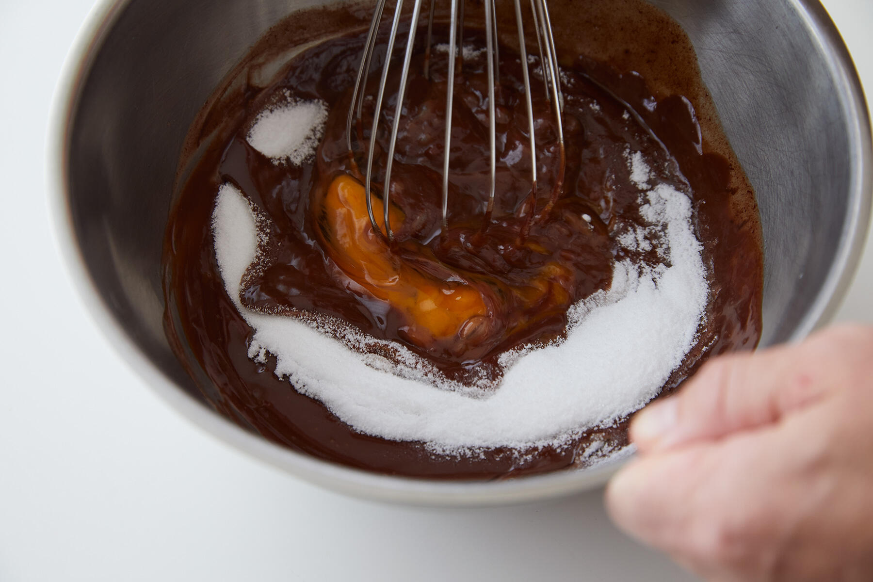 卵、砂糖を加える