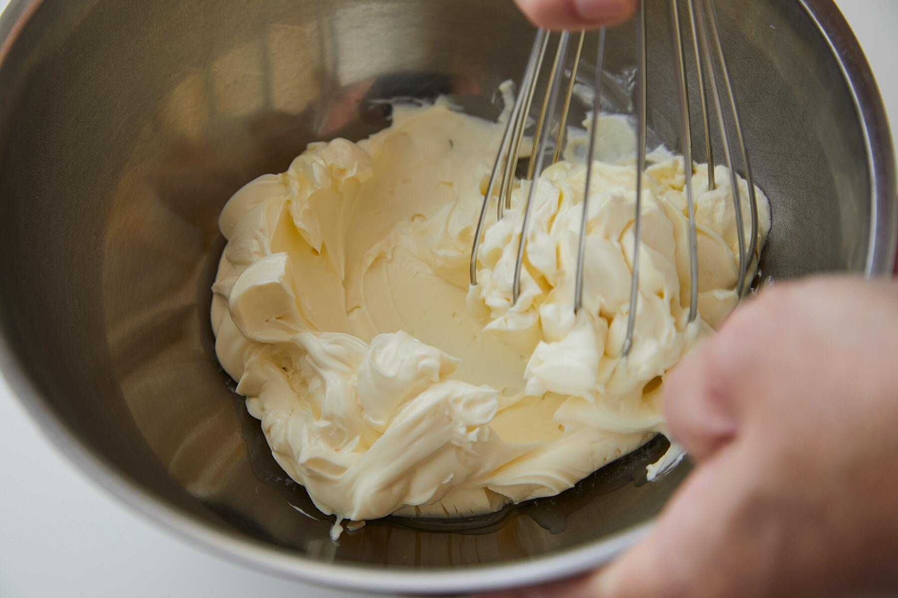 クリームチーズとサワークリームを混ぜる