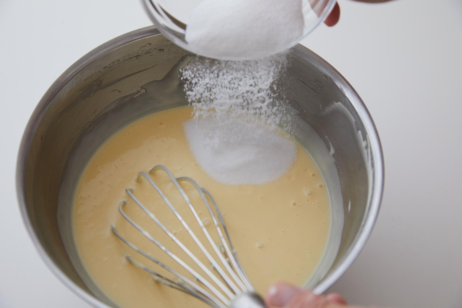 グラニュー糖を加える