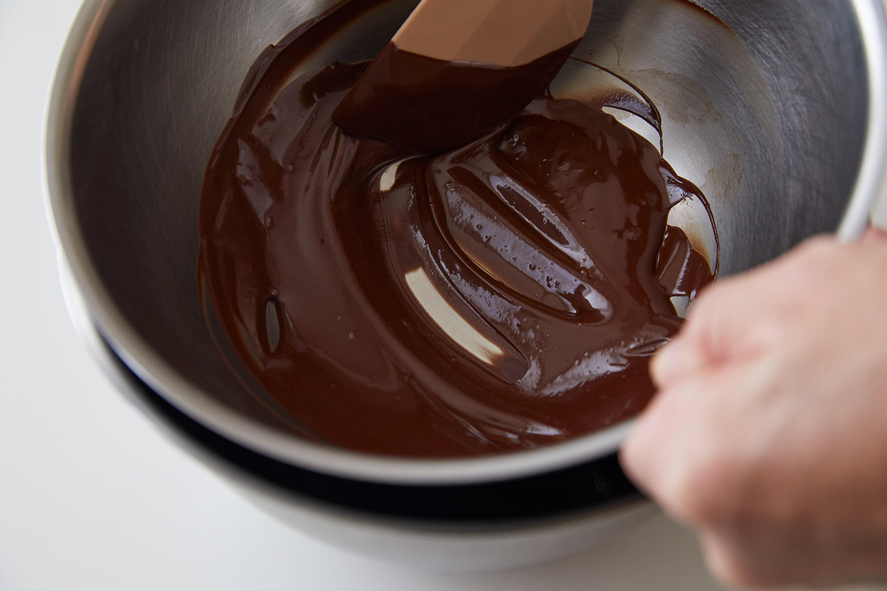 チョコレートを湯煎にかける