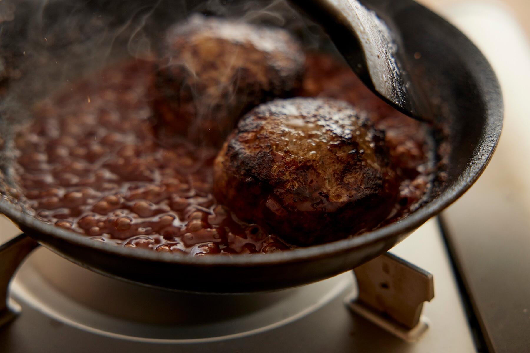 ソースをからめる