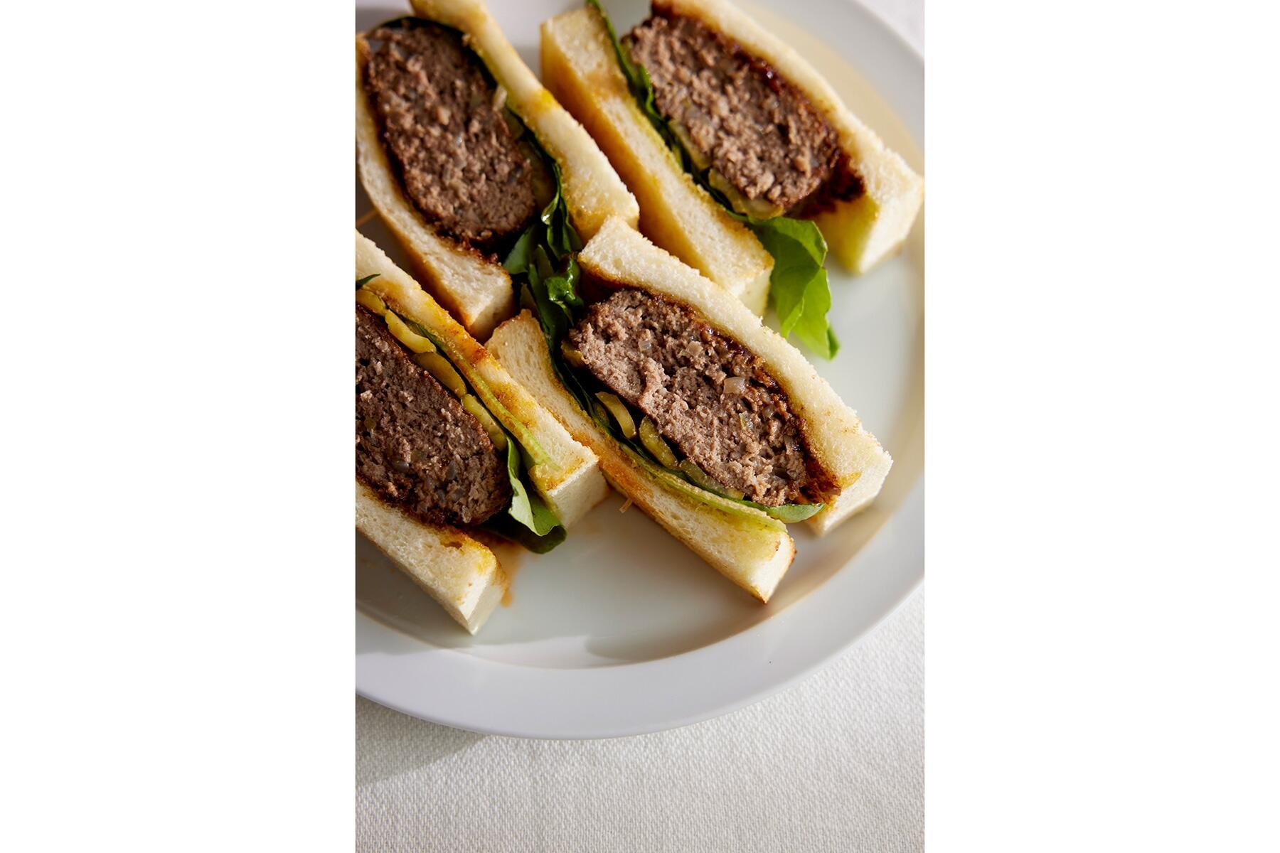 ジューシーな肉汁はじける“ハンバーグサンド”