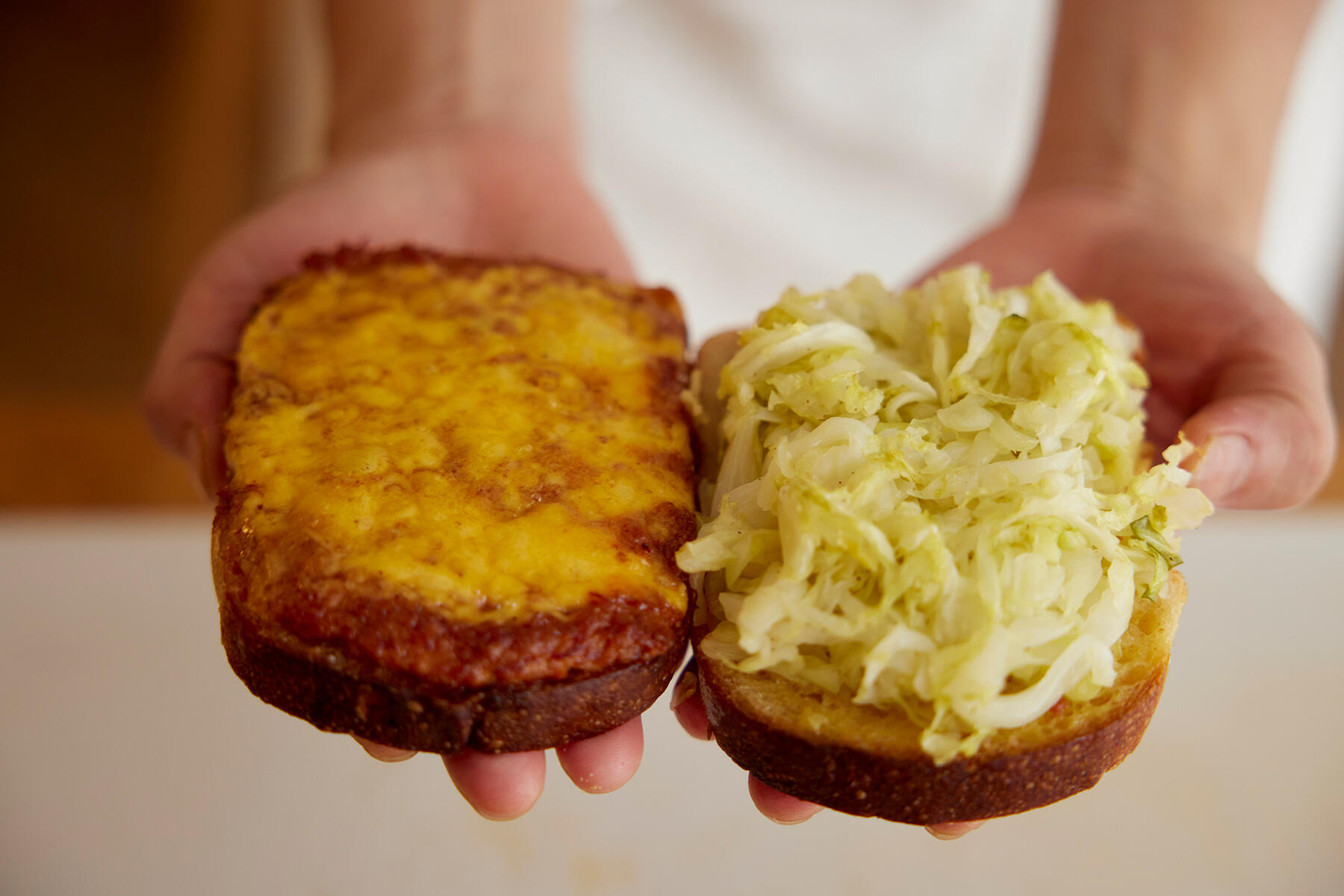 パンを手に持つ