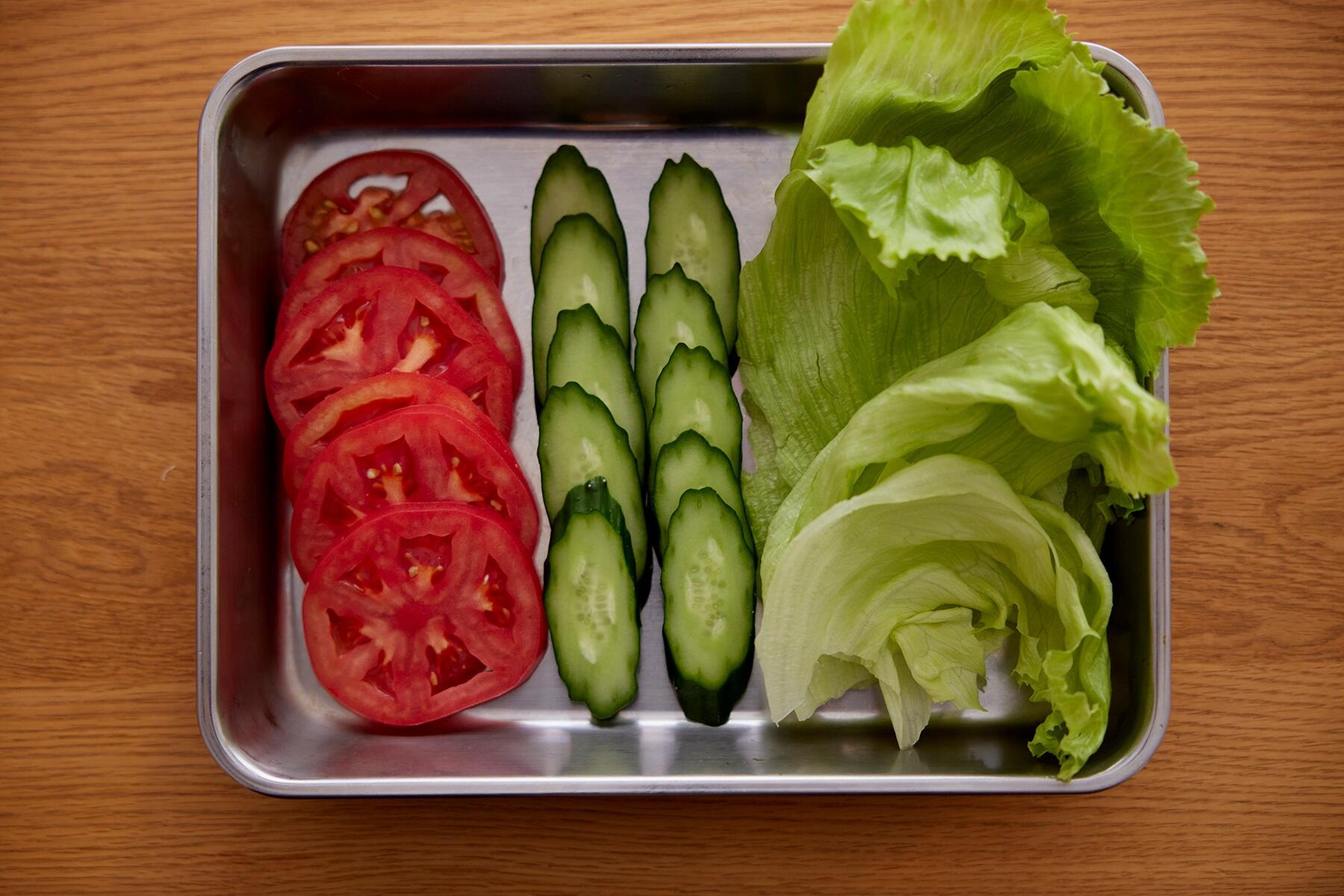 野菜をカットする