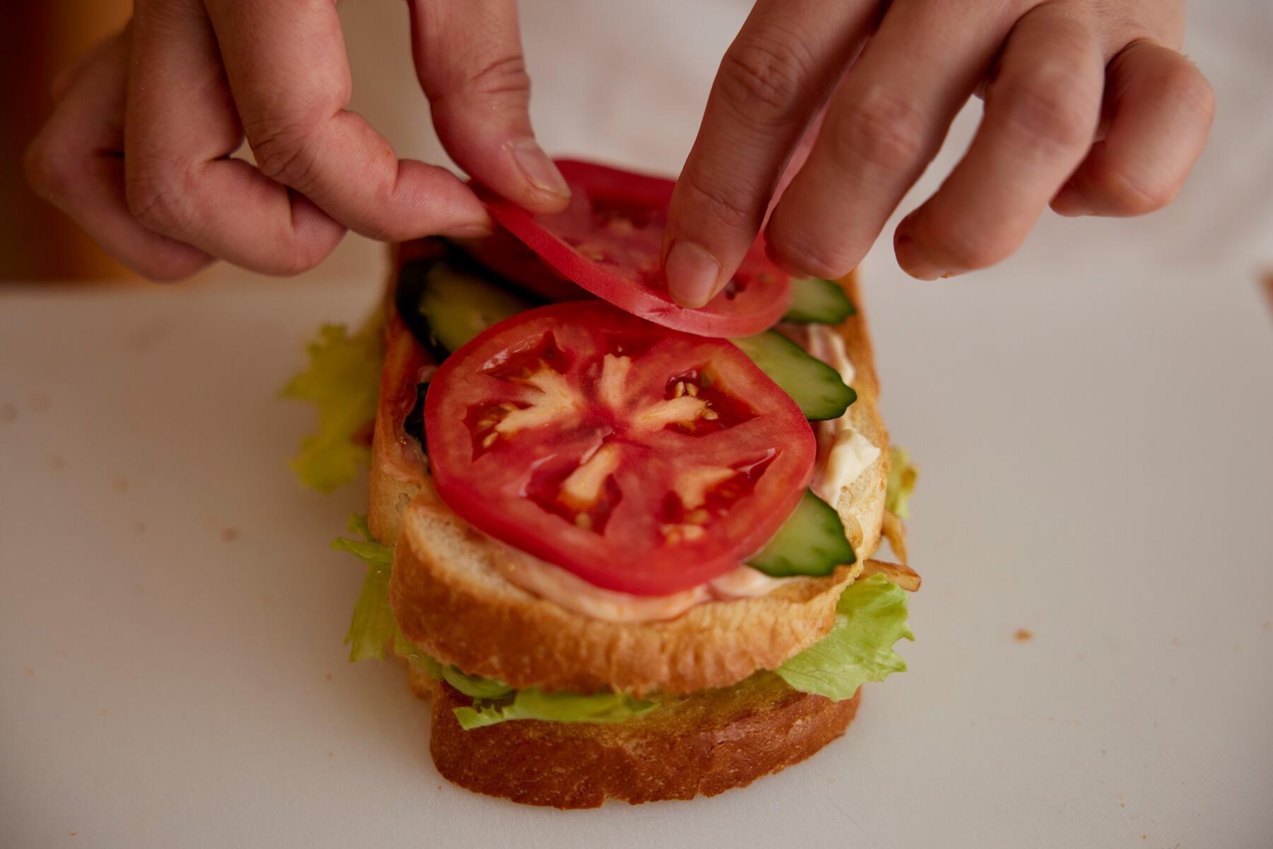 きゅうりとトマトをのせる