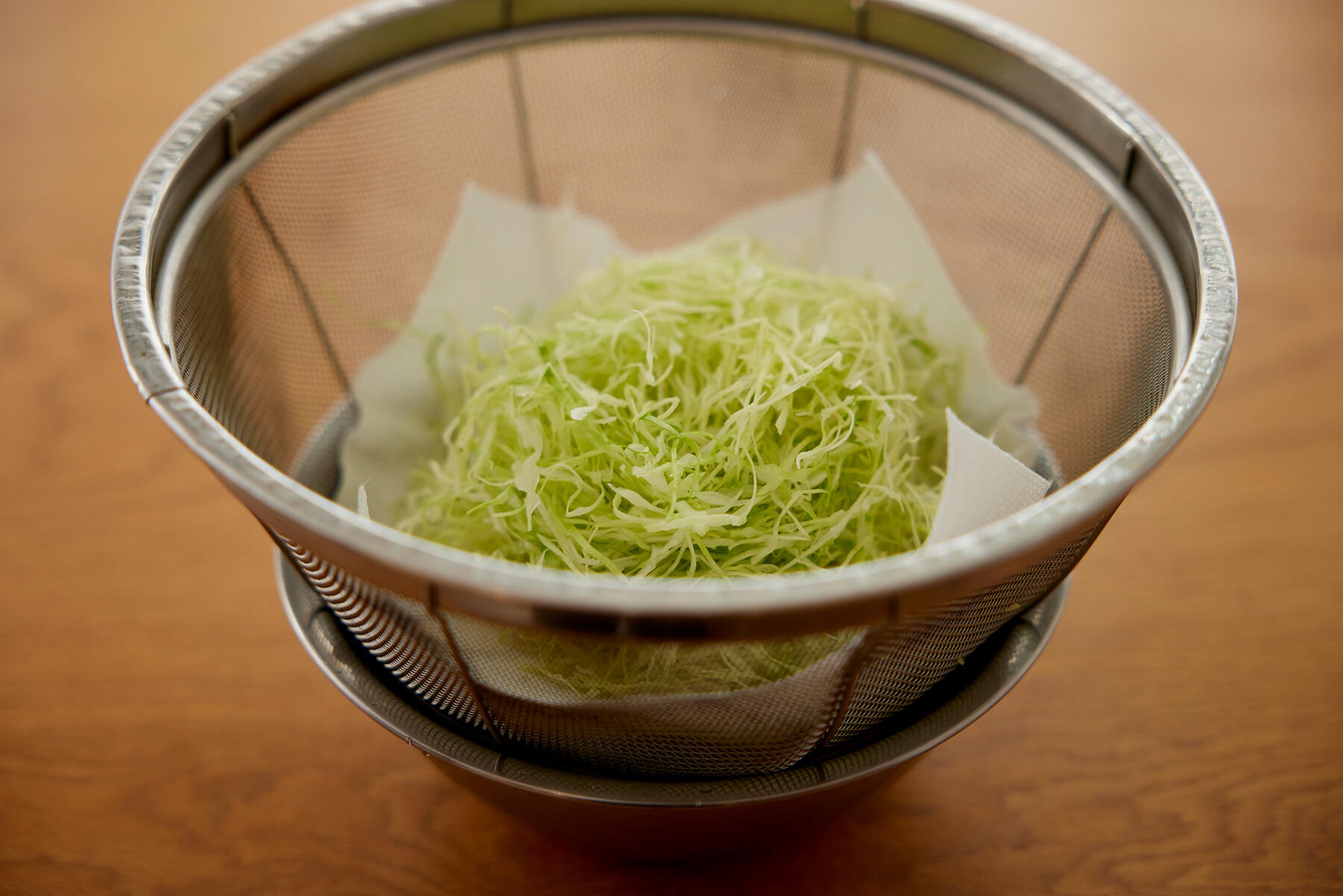 キャベツをカットする