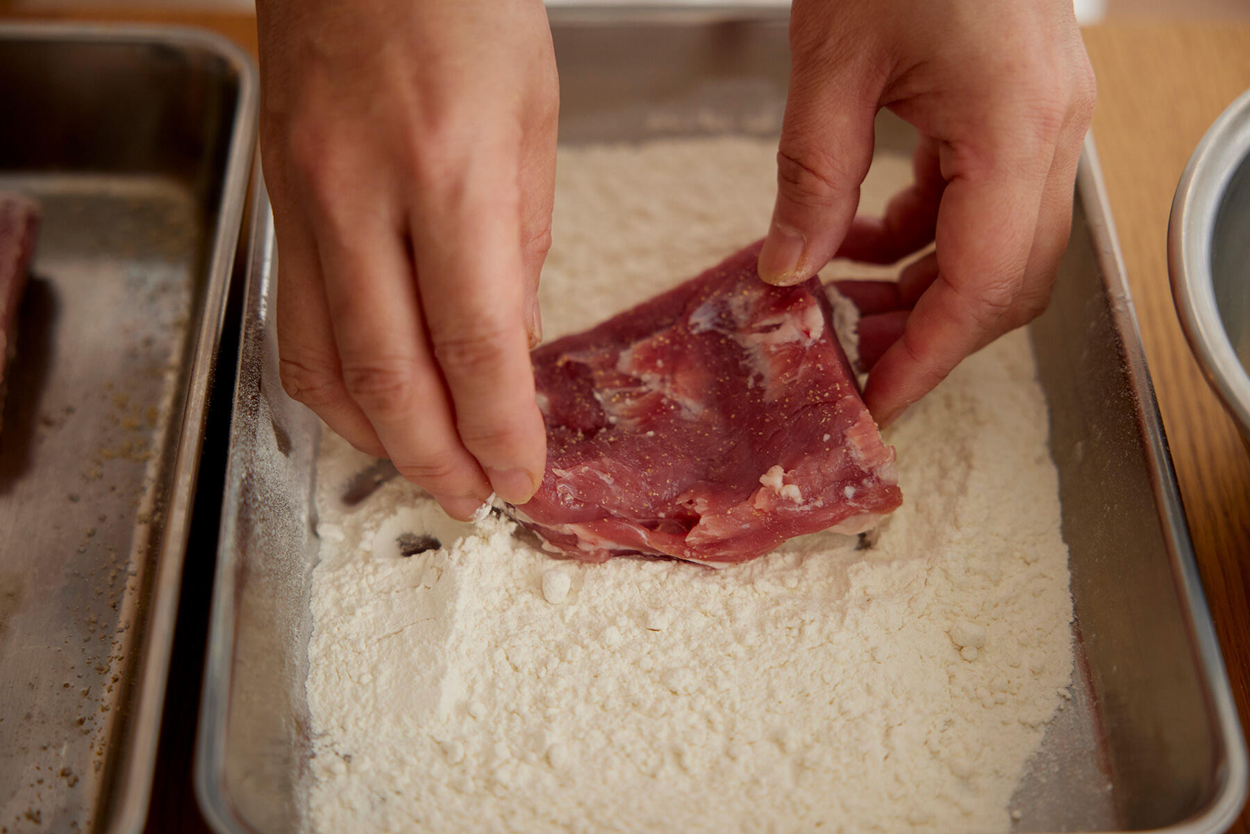 肉に小麦粉をまぶす