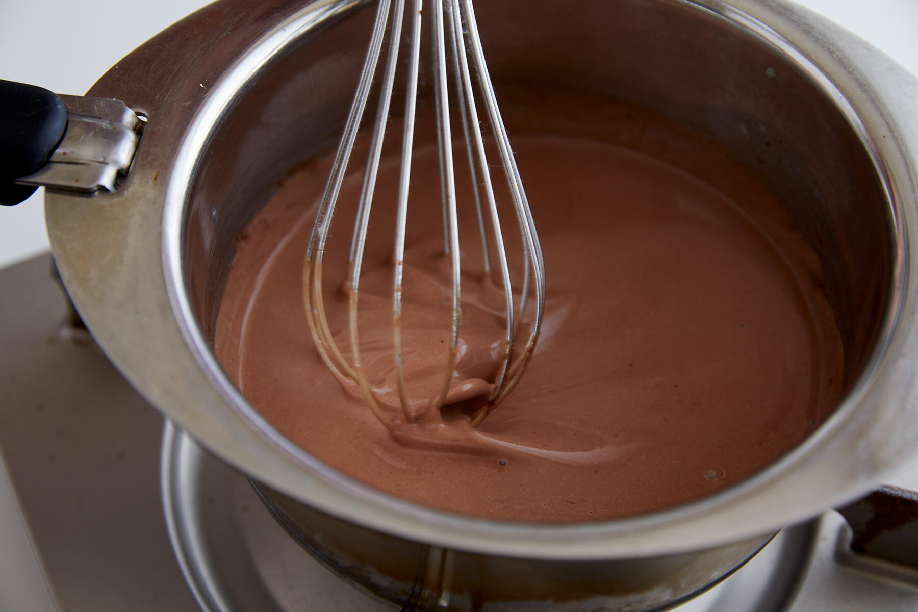 生クリームとチョコレートを混ぜる