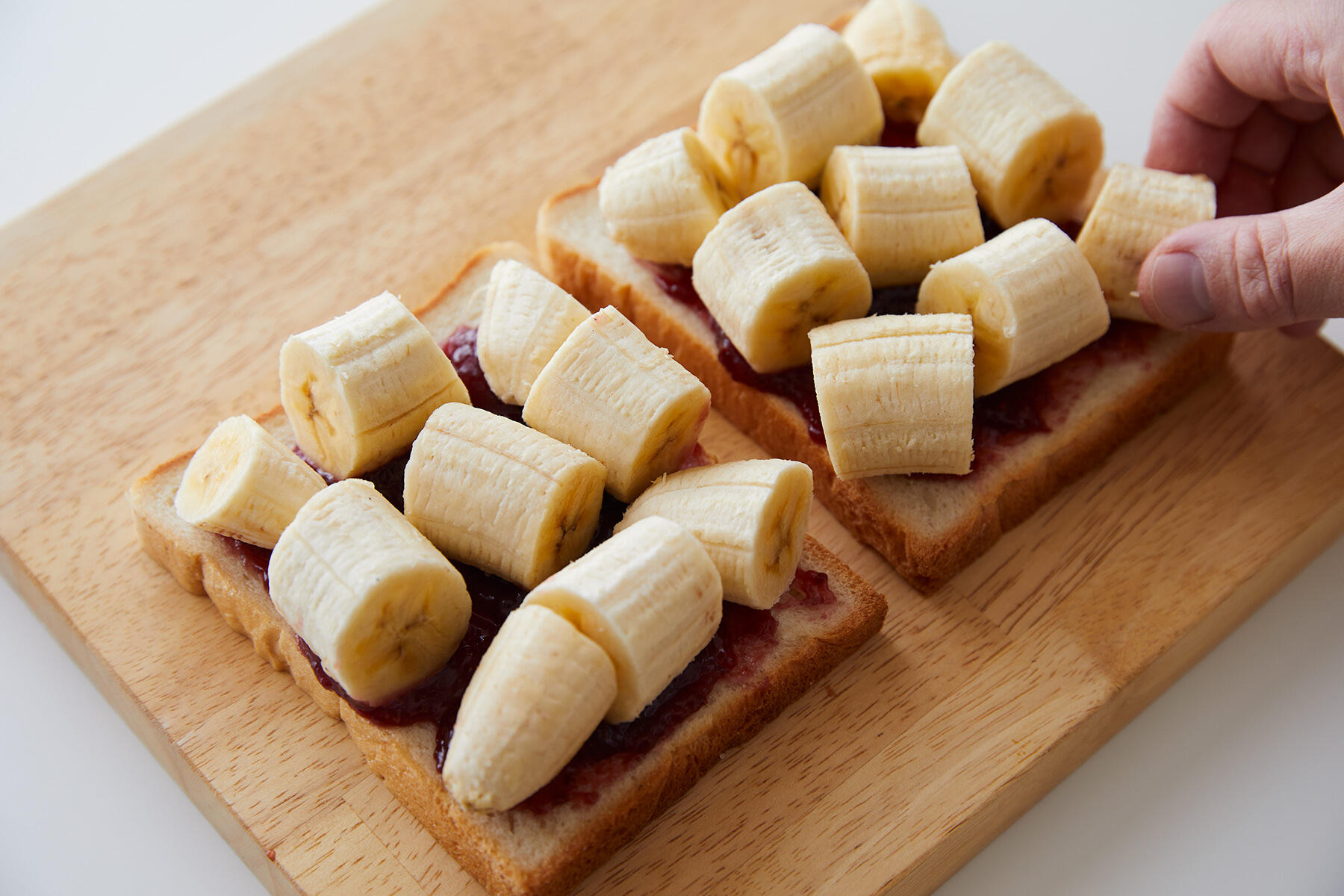 パンにジャムをぬる