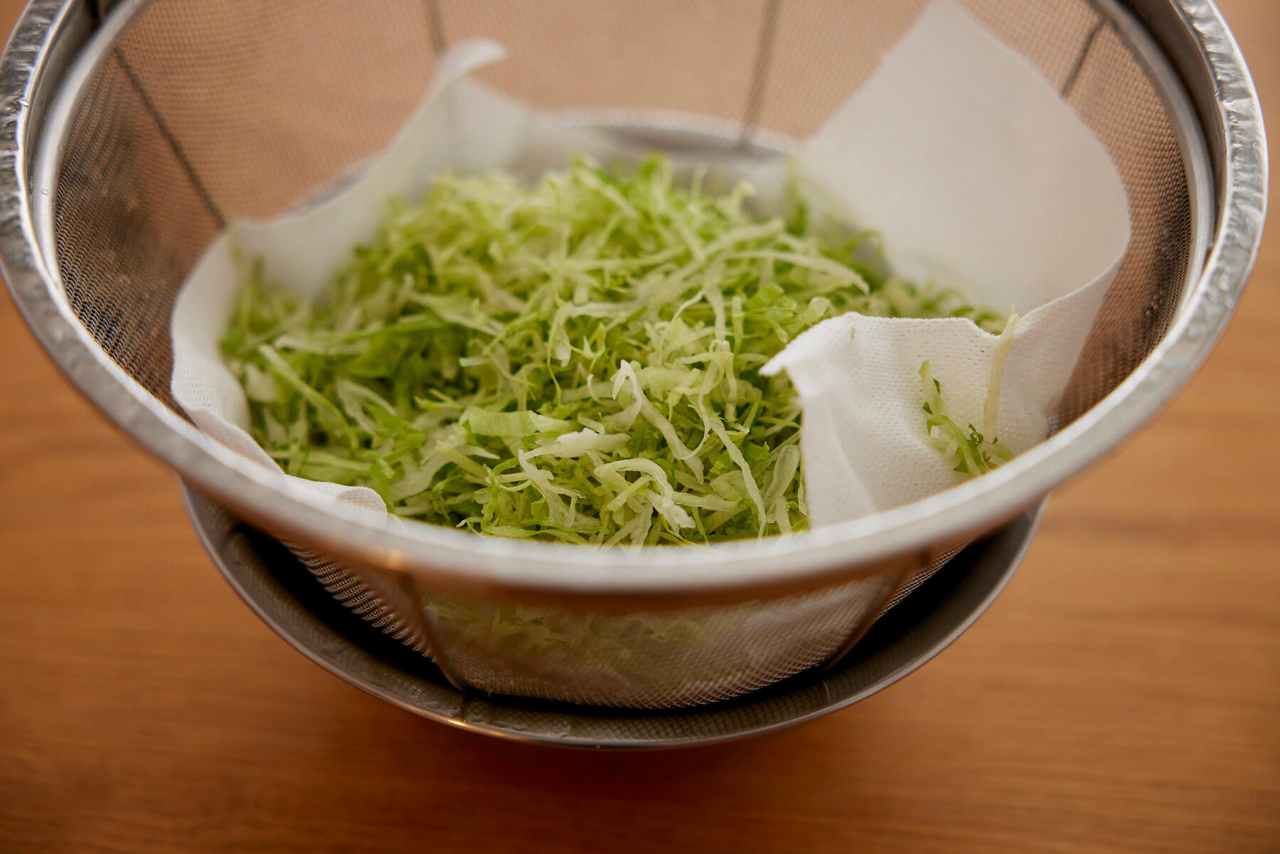 レタスをカットする