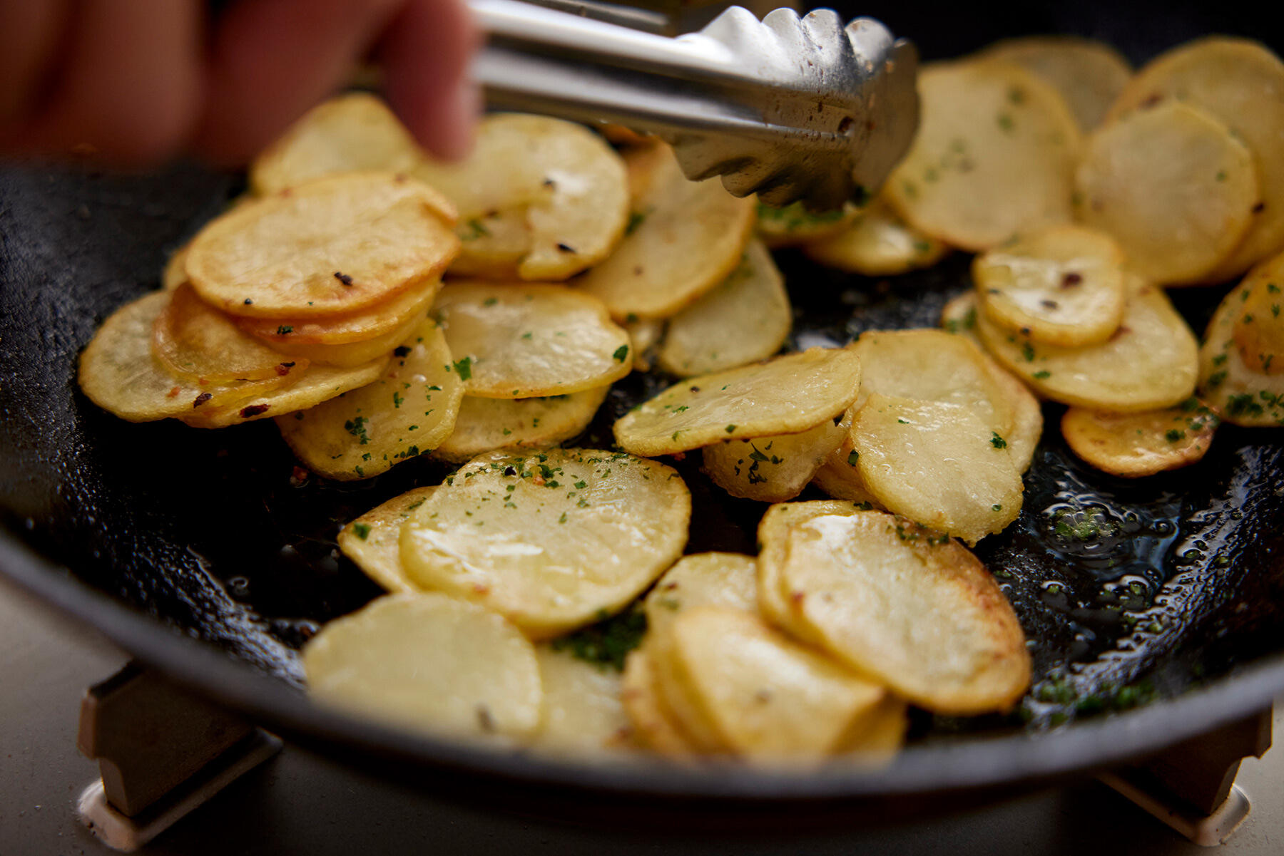 じゃがいもを炒める