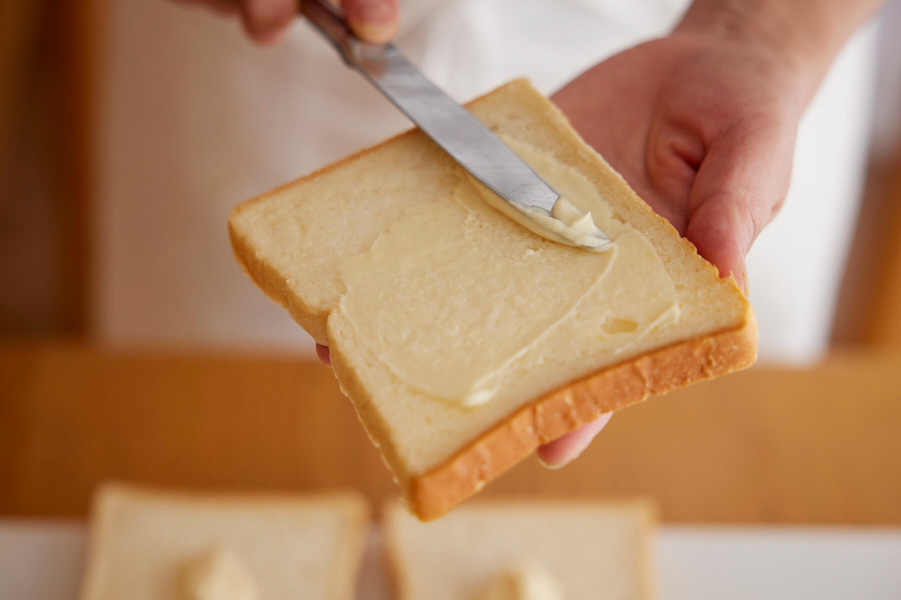 パンにマヨネーズを塗る