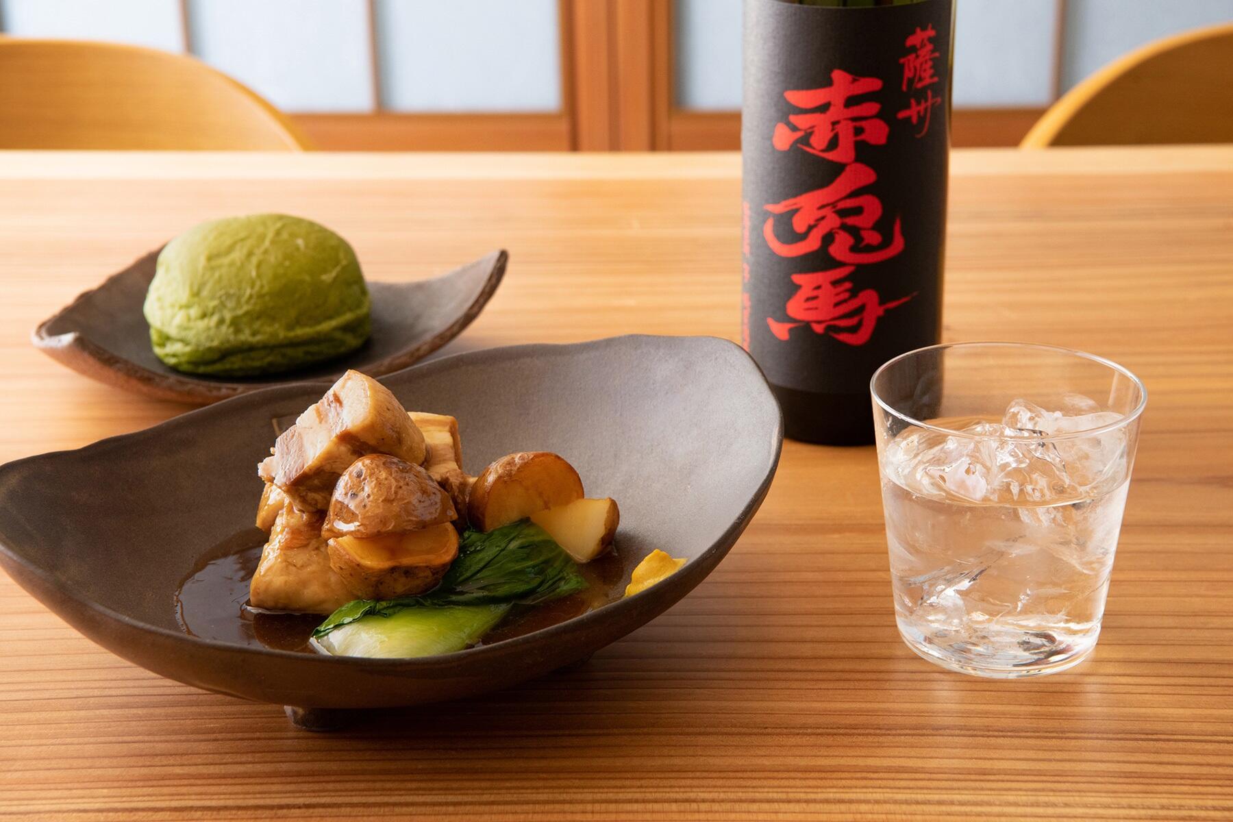 「薩州 赤兎馬」と豚の角煮 バンズ添え