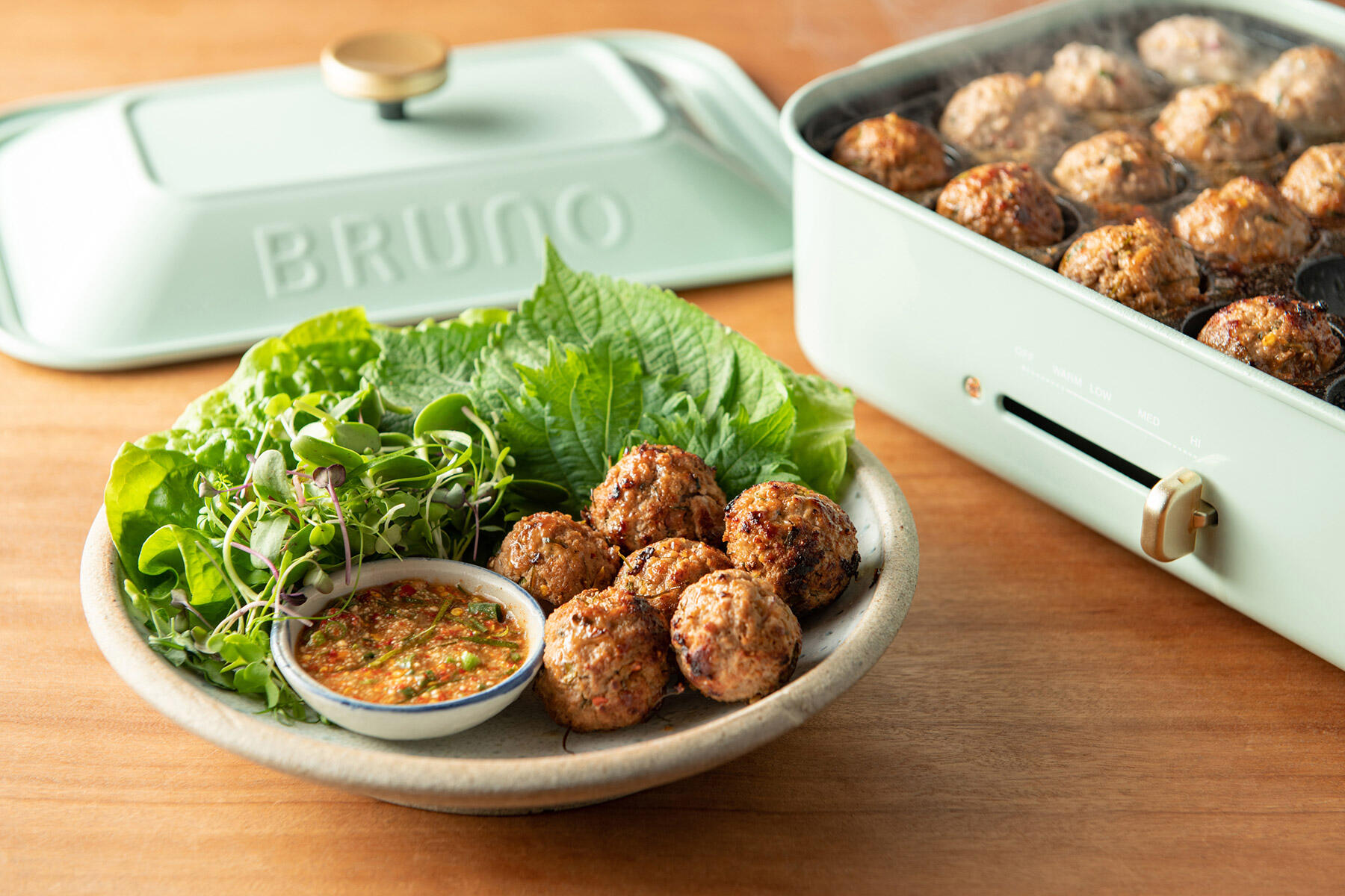 スッパイシー肉団子と江戸前ハーブサラダ～ラープムートート～