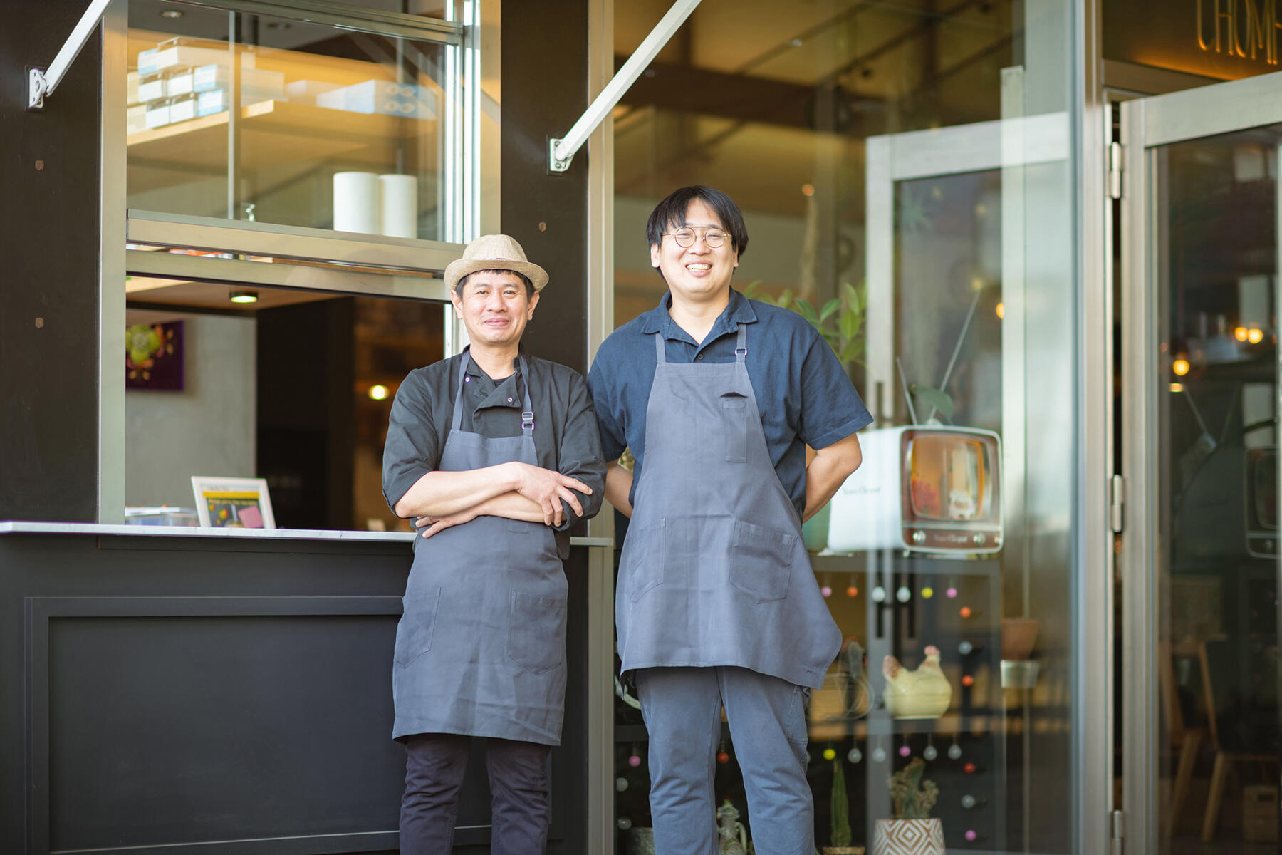 KENG（ケン）さん（左）と森枝幹さん（右）