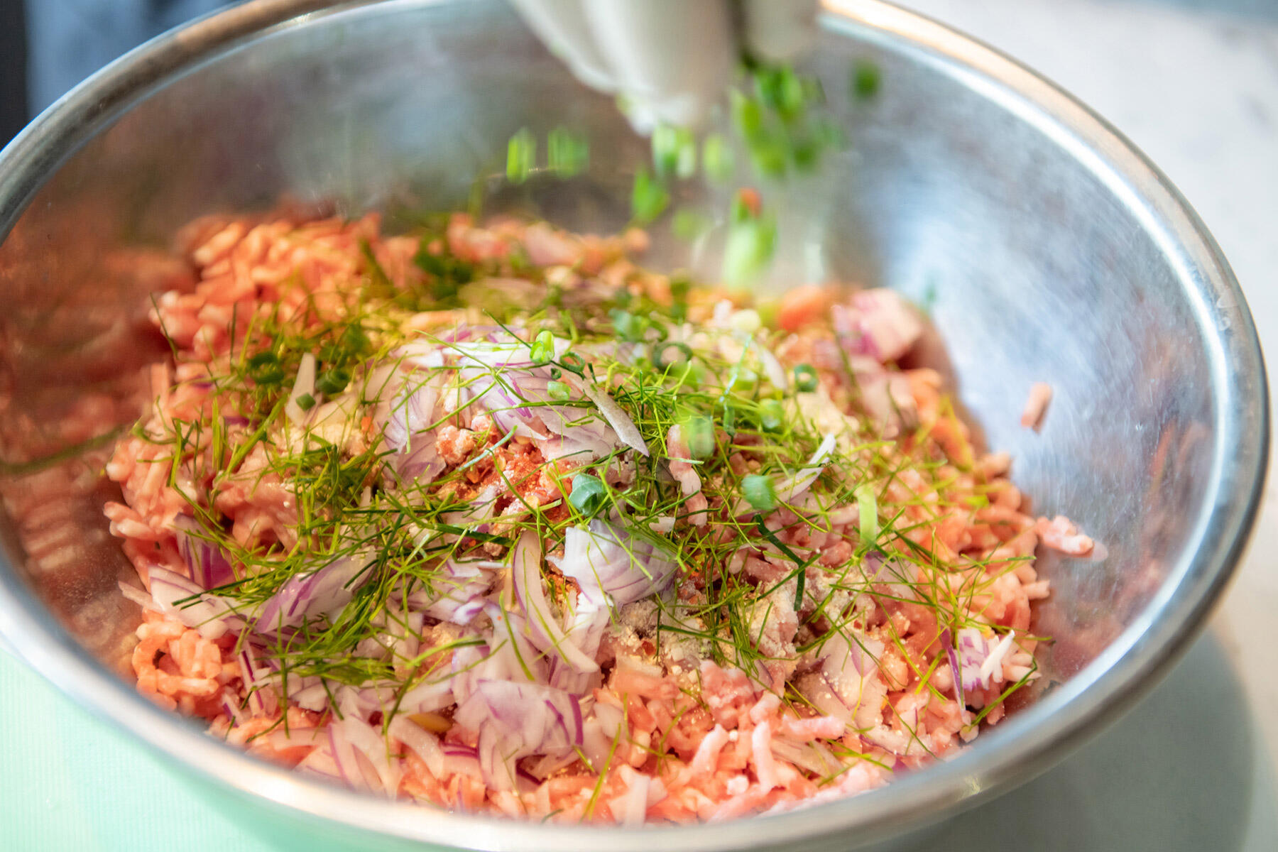 豚ひき肉に材料を加える