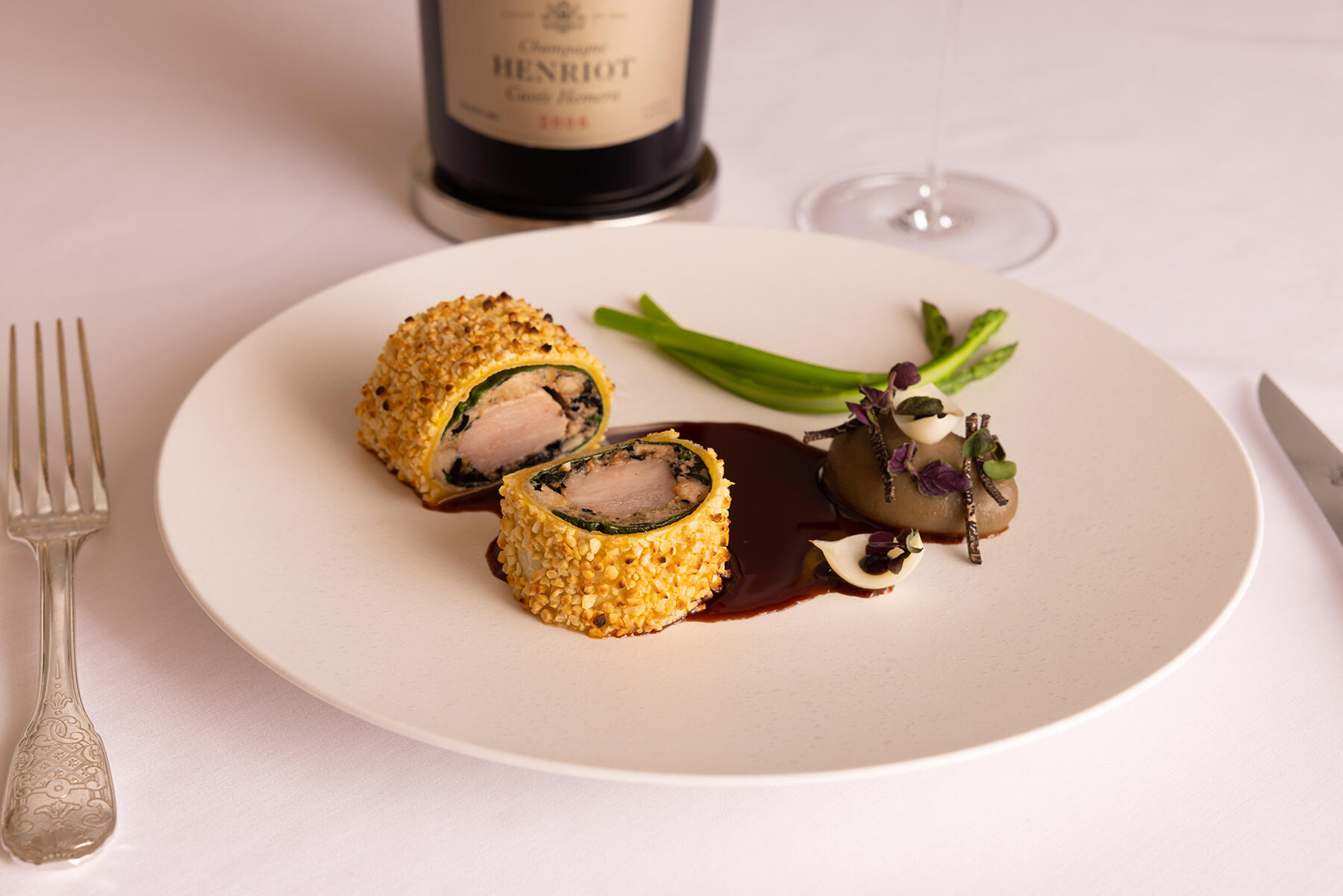 「アンリオ　キュヴェ エメラ 2006」×ブルターニュ産仔牛　野生のきのことリドヴォーのアーモンドクルート　ソースフィナンシェール