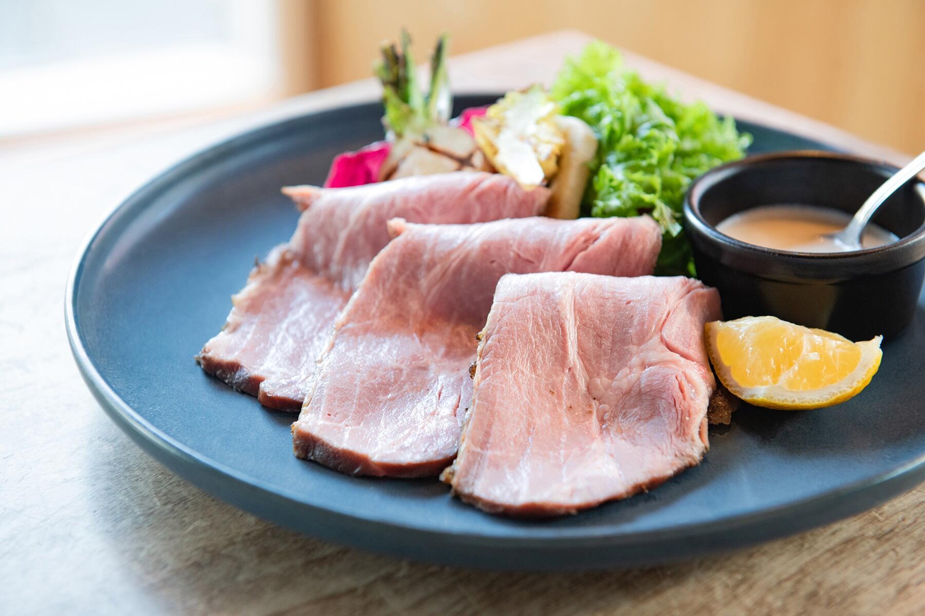 しっとり、もっちりとした食感の肩ロースステーキ