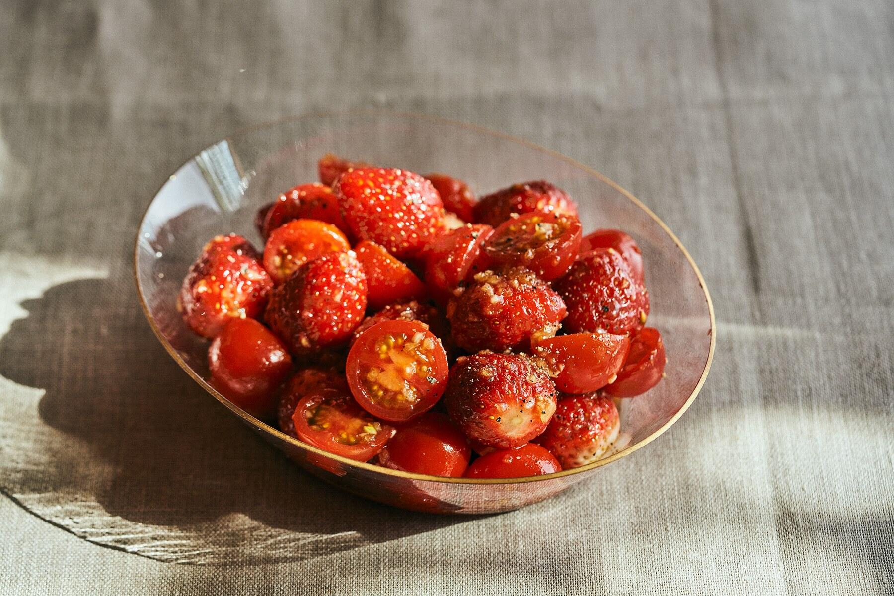 酸味と甘味のバランスが絶妙な“真っ赤ないちごとトマトのサラダ”