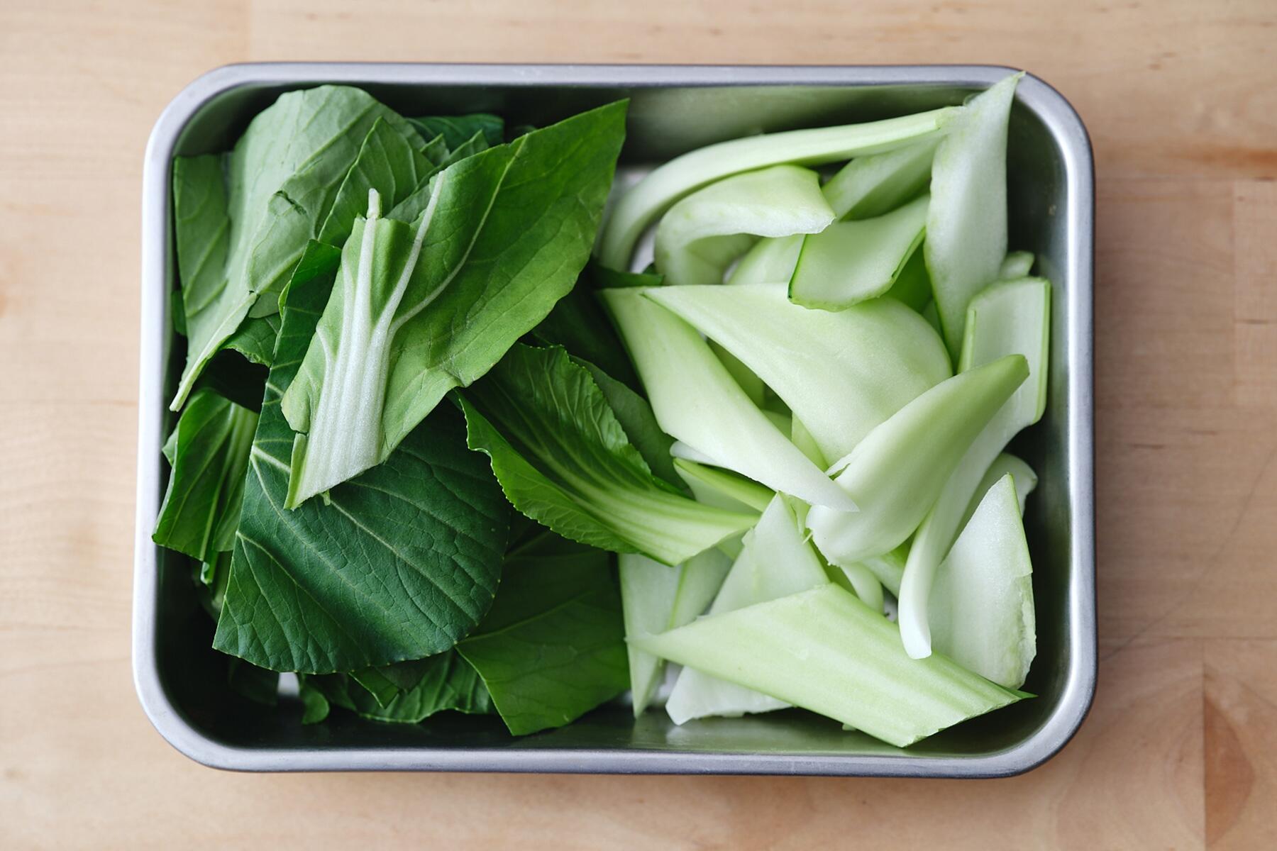 青梗菜をカットする